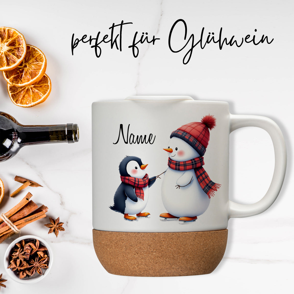 Tasse mit Pinguin- und Schneemann-Motiv, beige und rot.