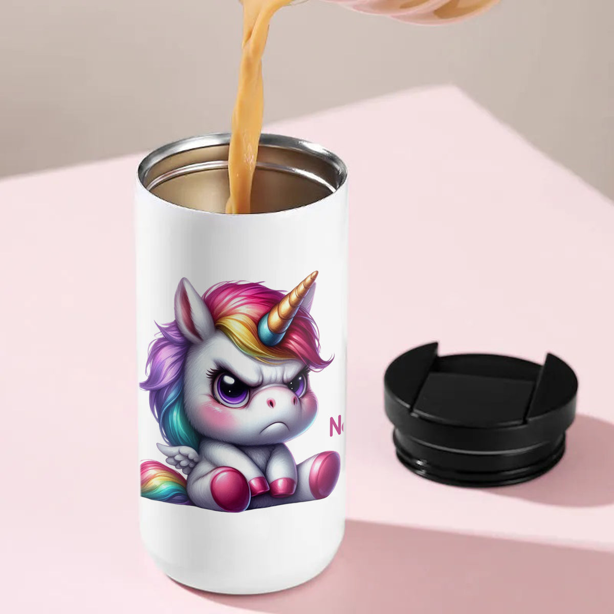 Becher mit wütendem Einhorn-Design in bunten Farben.