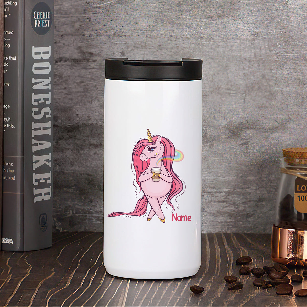 Weißer Becher mit pinkem Einhorn und personalisierbarem Namen.