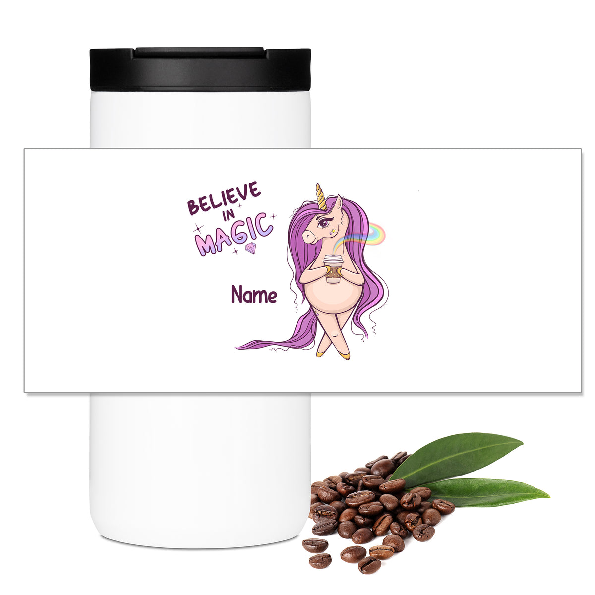 Weißer Becher mit Einhorn-Design und buntem Text.