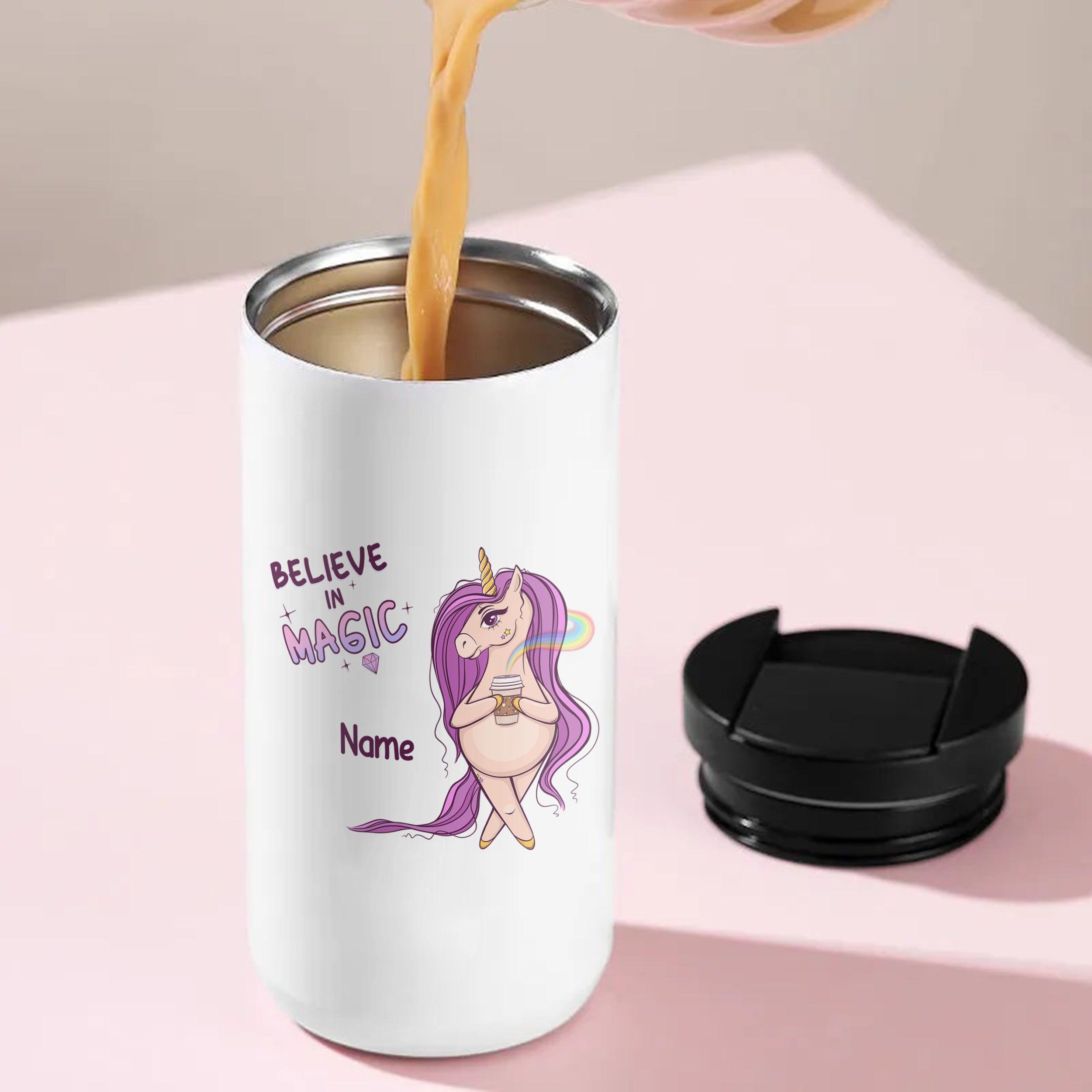 Weißer Becher mit Einhorn-Design und „Believe in Magic“-Text.