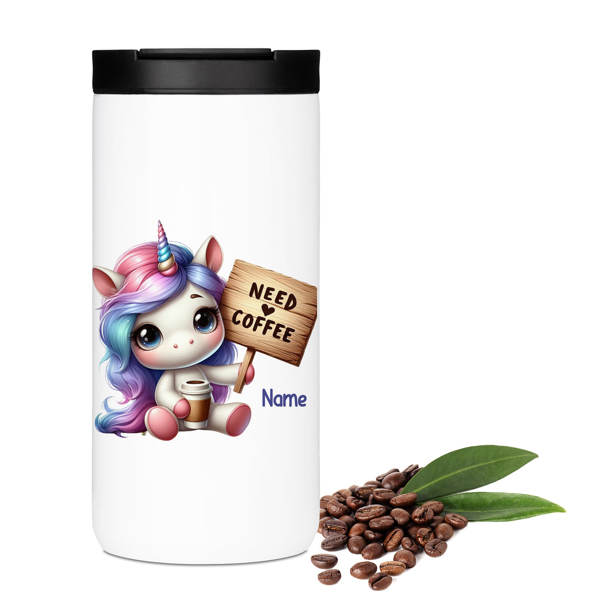 Kaffeebecher mit Einhorn-Motiv und "Need Coffee"-Schild.
