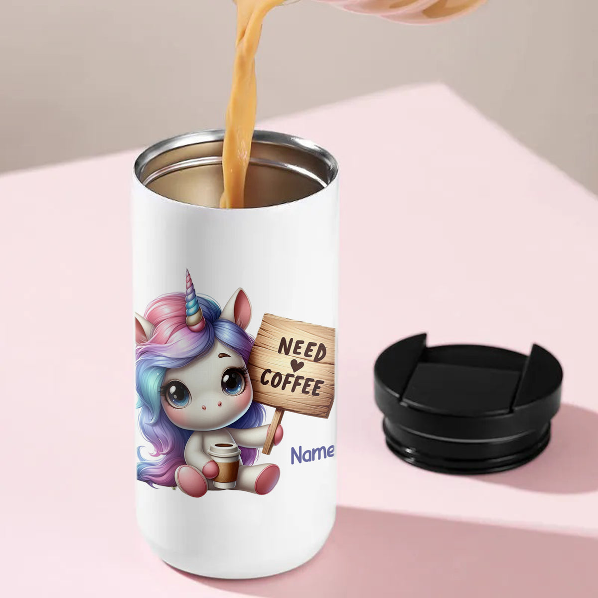 Weißer Kaffeebecher mit Einhorn und "Need Coffee"-Schild.