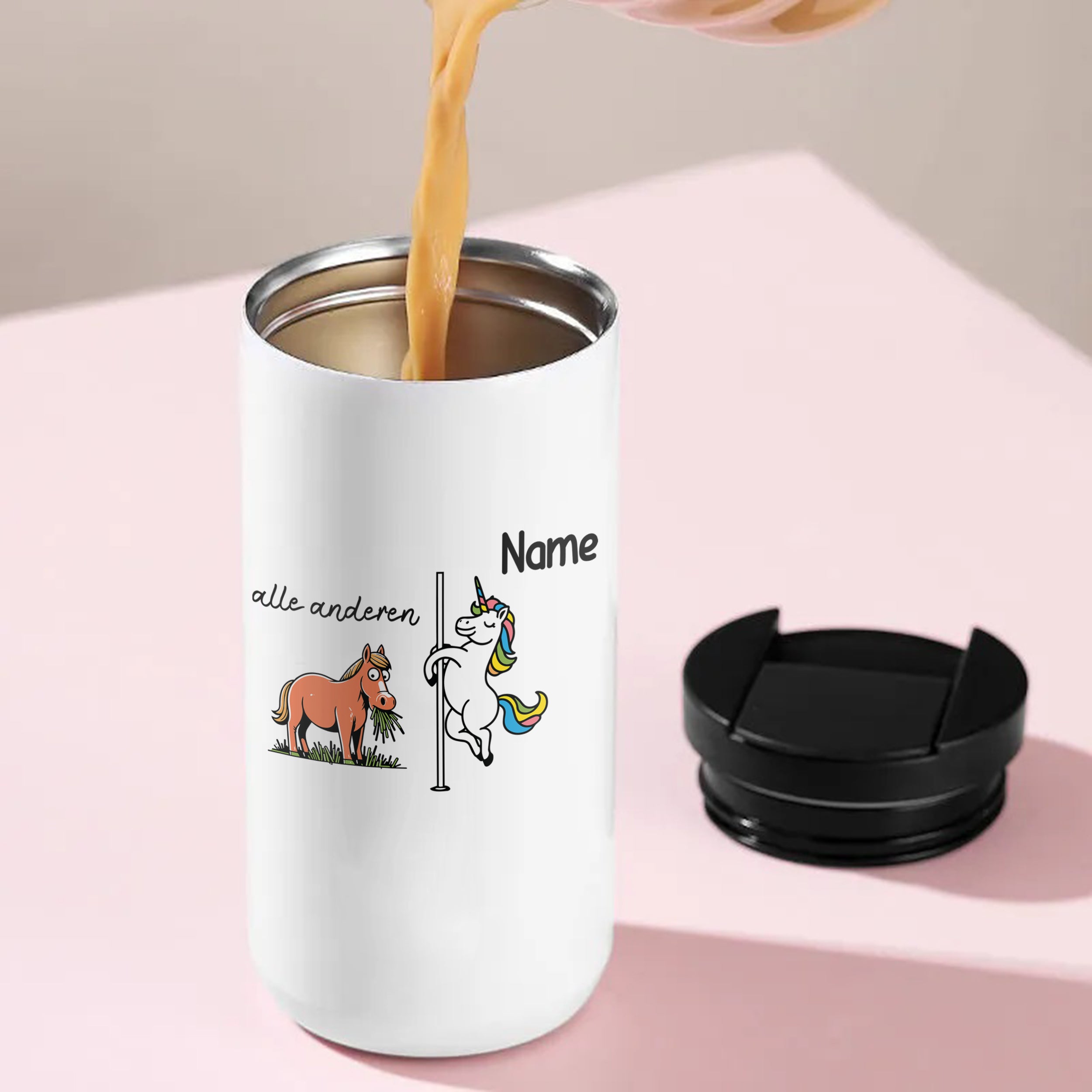 Weißer Edelstahlbecher mit Einhorn- und Pferdemotiv.