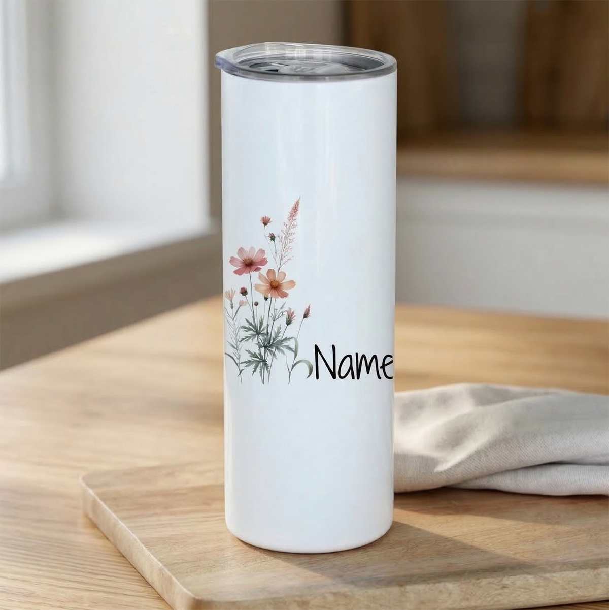 Weiße Thermoskanne mit Blumenmotiv und personalisierbarem Namen.