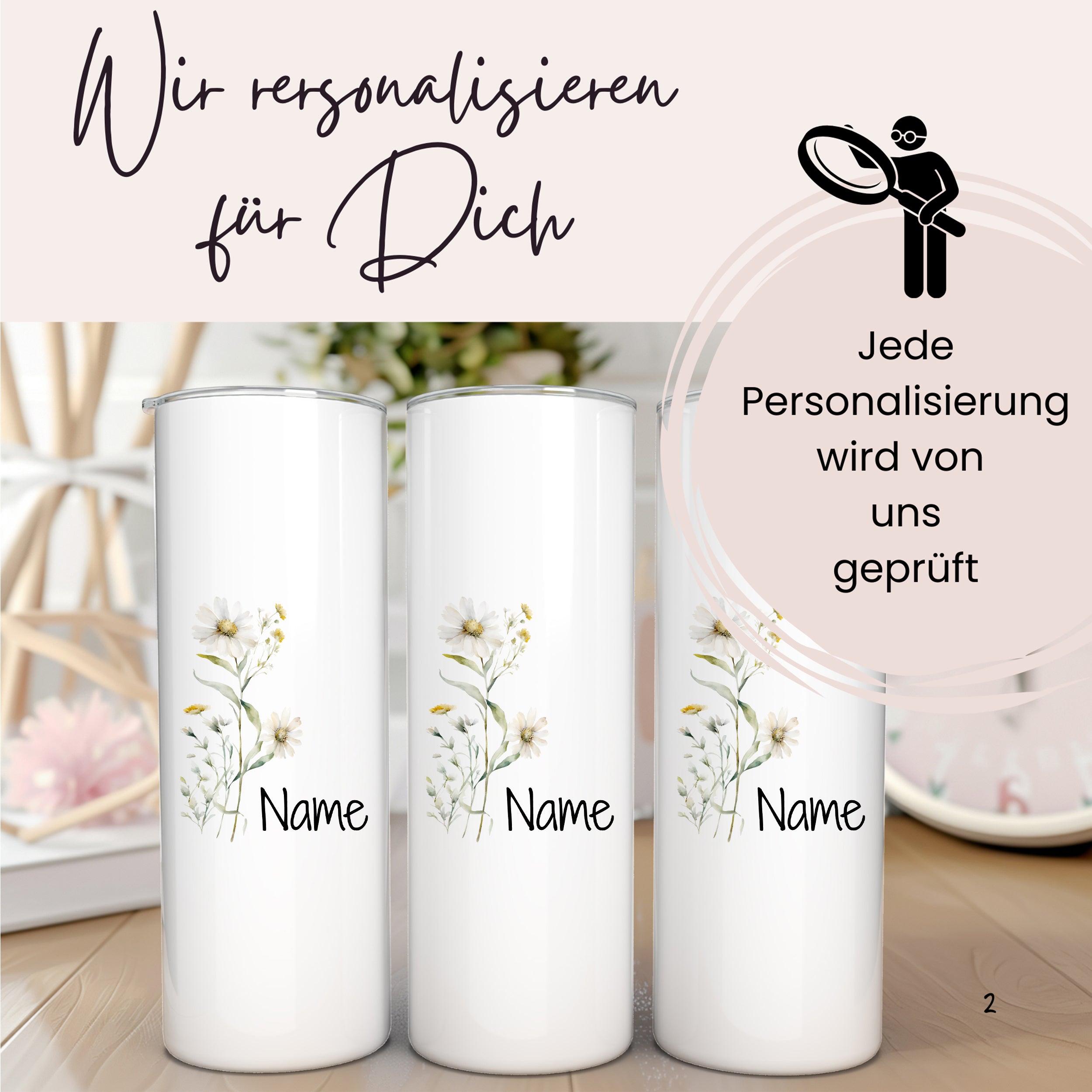 Personalisierte weiße Becher mit Blumenmotiven und Namen.