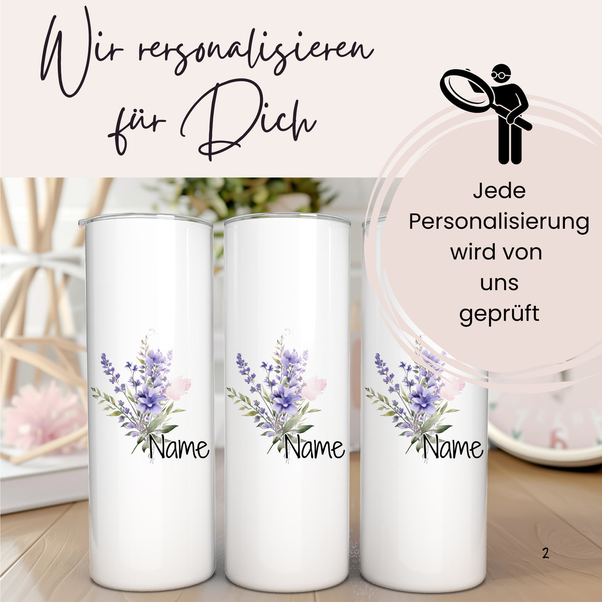 Personalisierte weiße Becher mit lila Blumenmotiven.