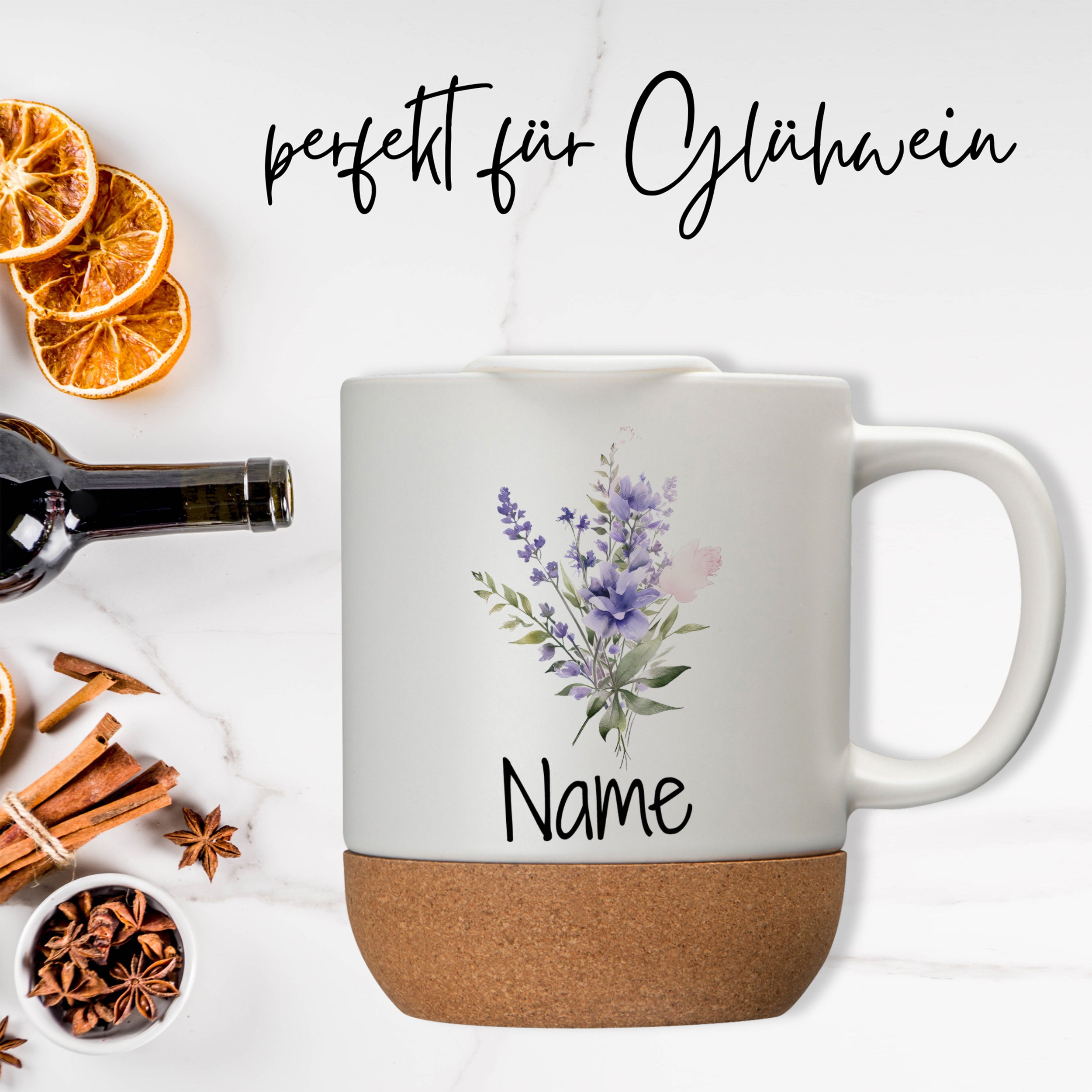 Weißer Kaffeebecher mit floralen Motiven und Korkboden.