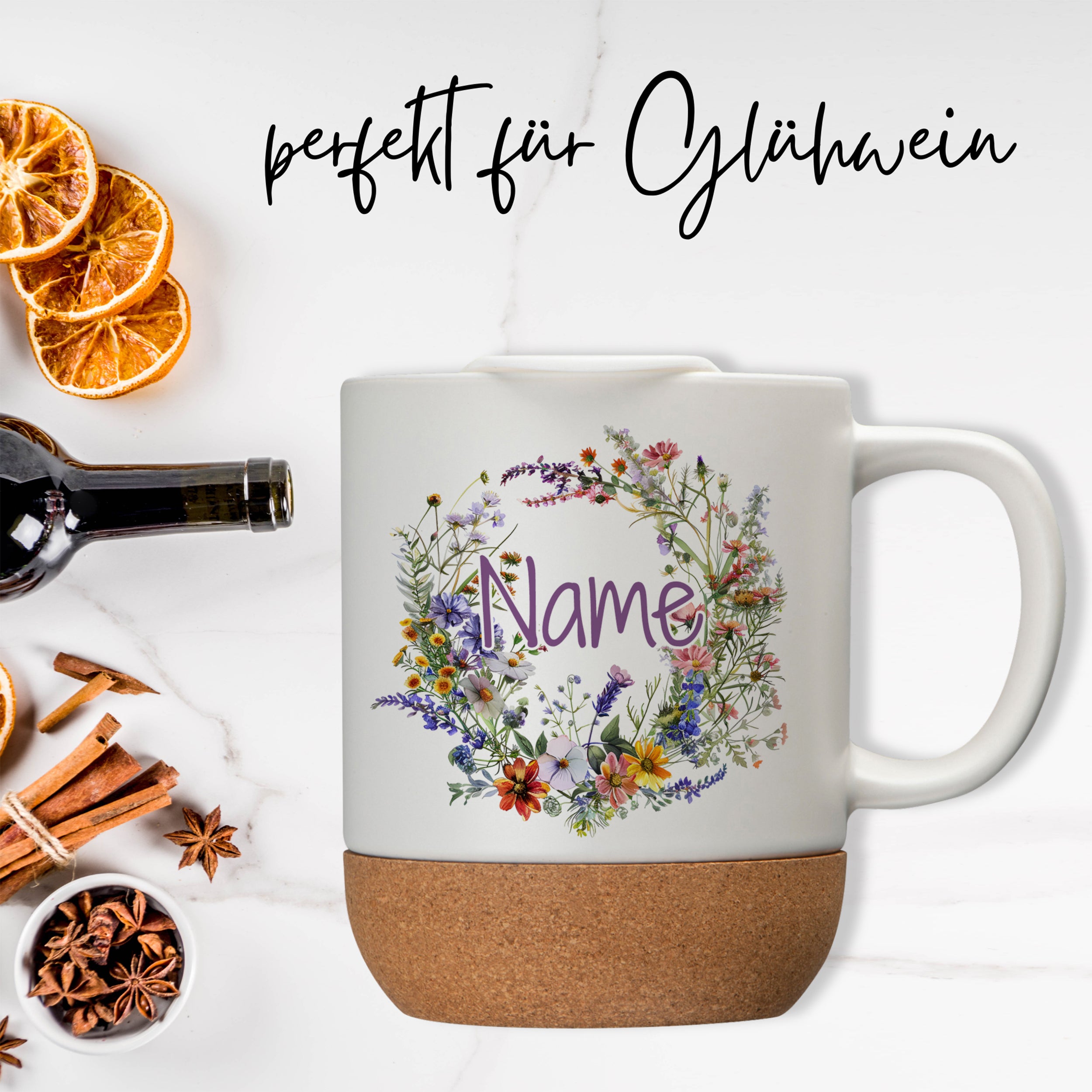 Tasse mit floralem Design und Korkboden, personalisierbar.