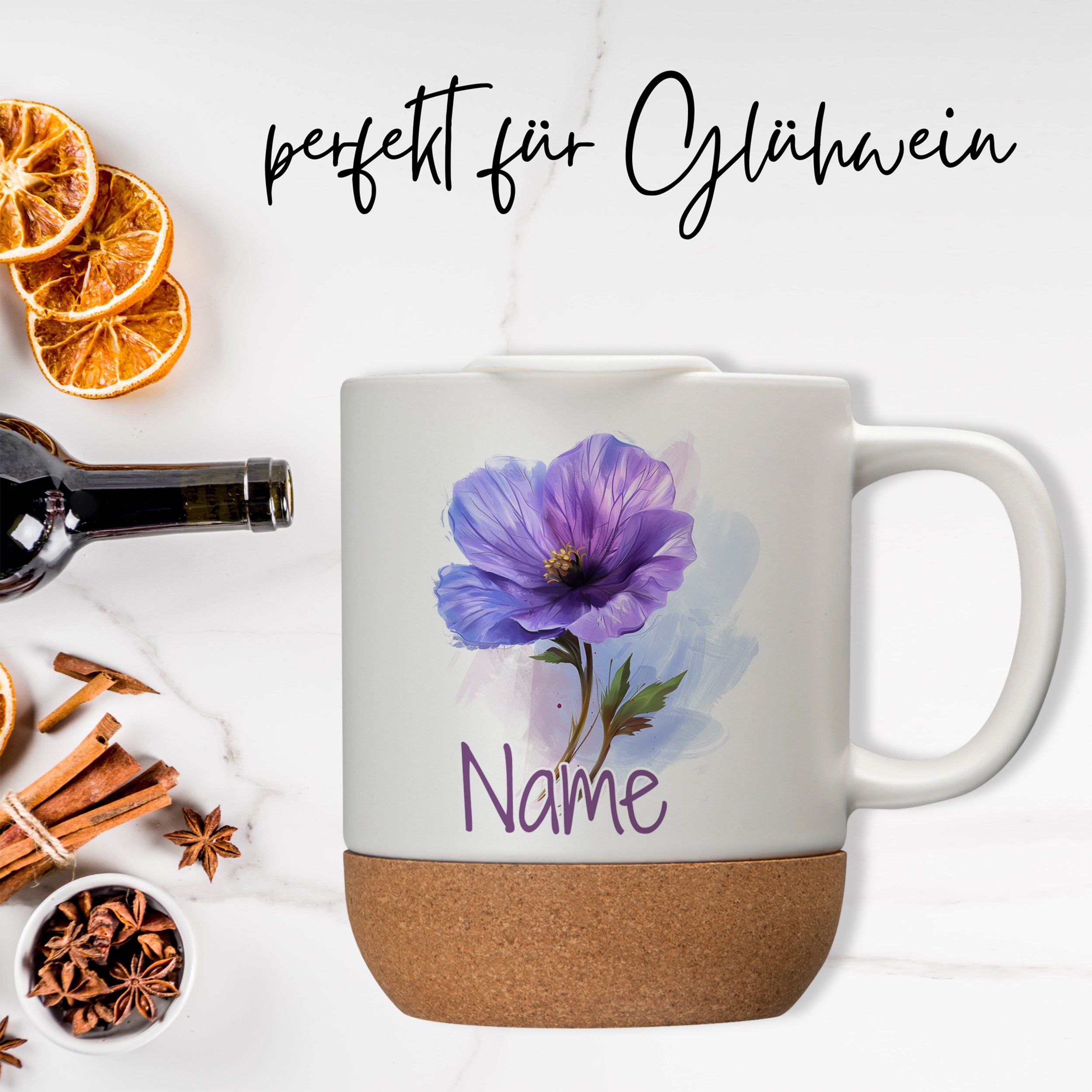 Tasse mit lila Blume und Korkboden, personalisierbar.