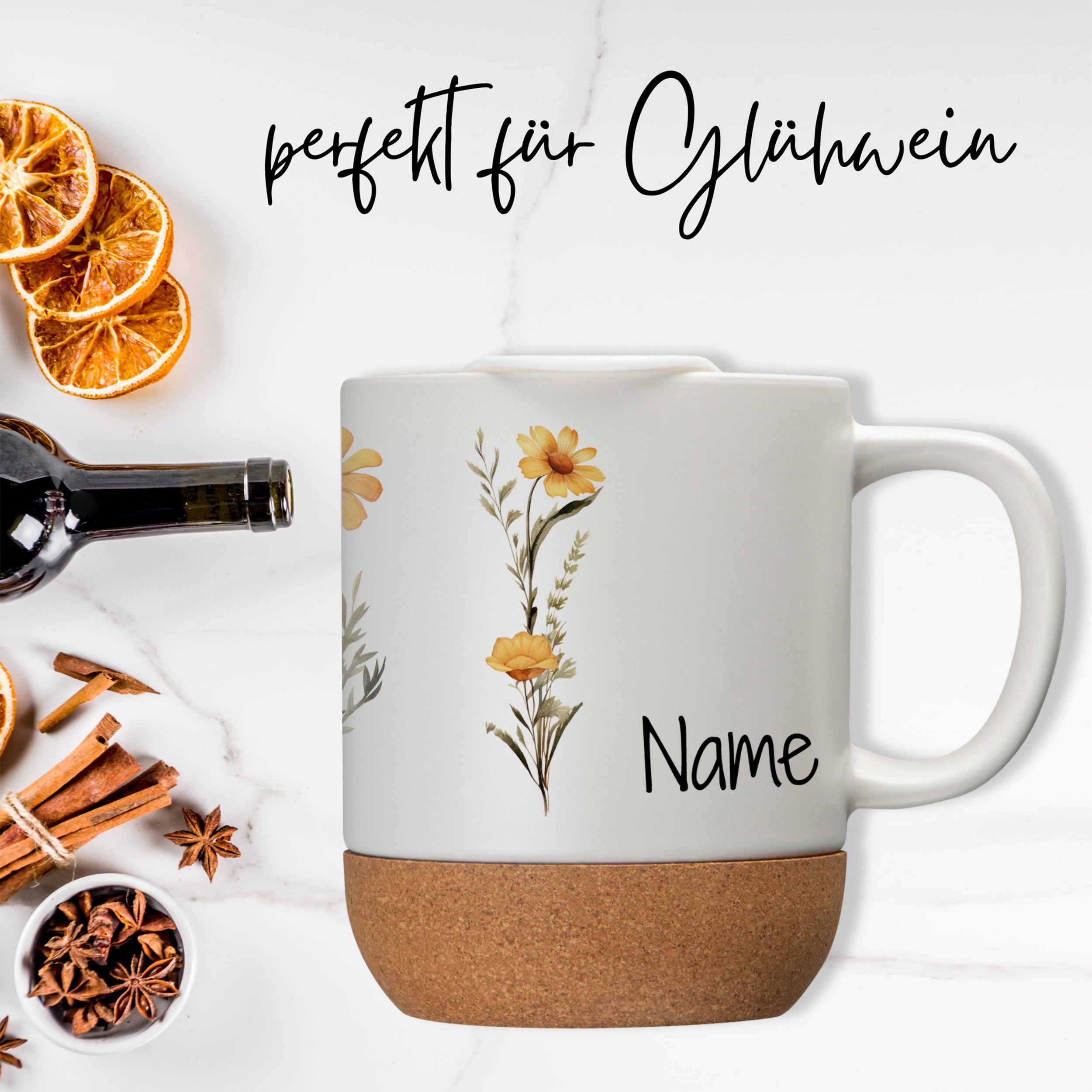 Weiße Tasse mit floralen Motiven und Korkboden.