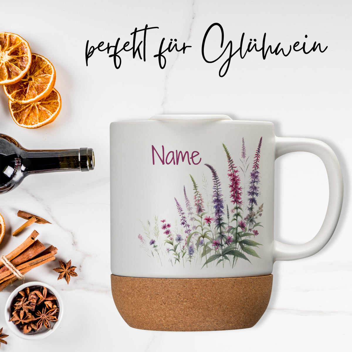 Weißer Kaffeebecher mit floralen Motiven und Korkboden.