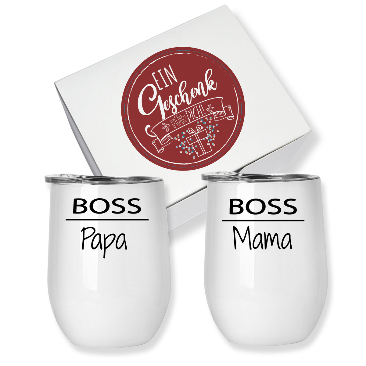 Zwei weiße Tassen mit Aufschrift "BOSS Papa" und "BOSS Mama".