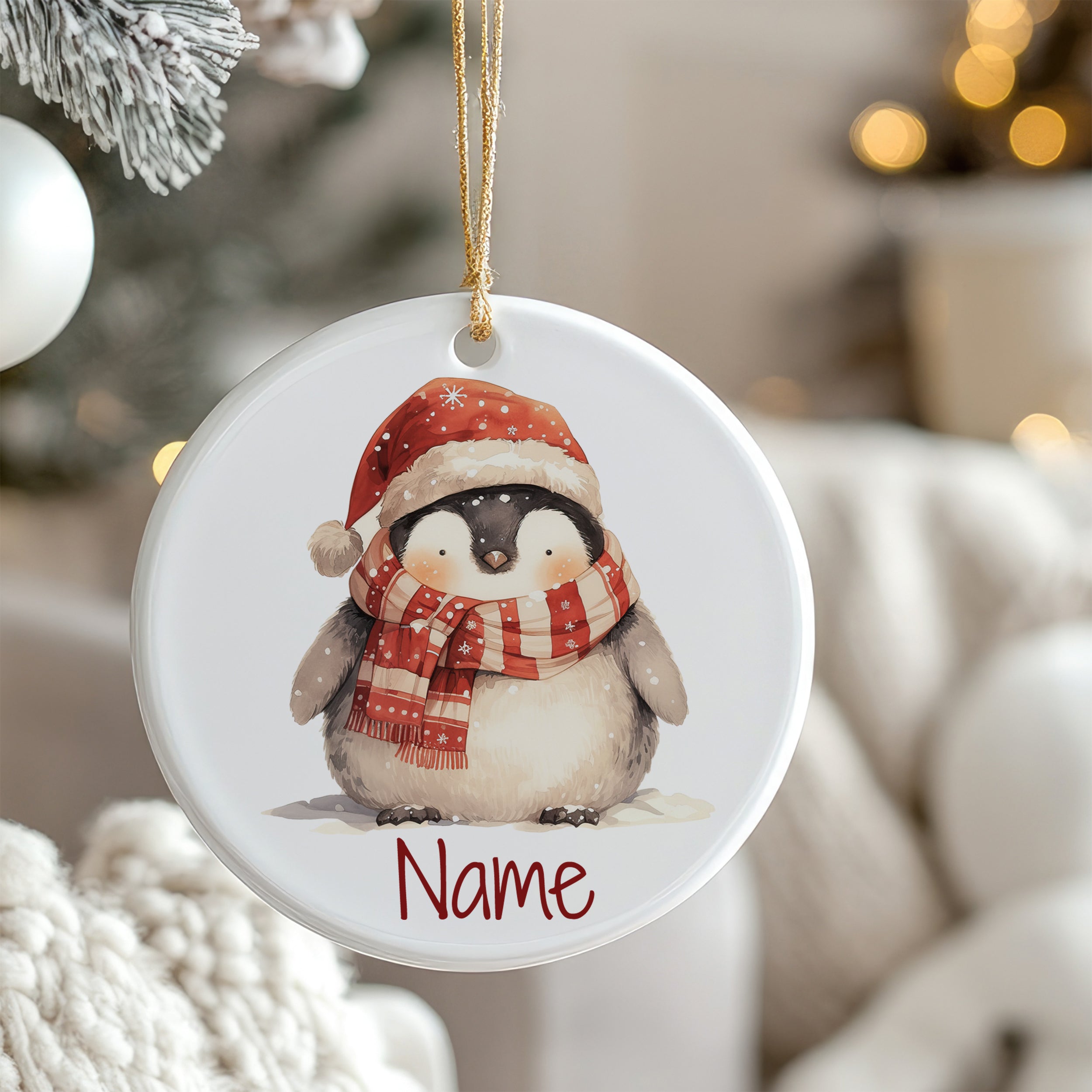 Pinguin mit rotem Hut und Schal, personalisierbar.
