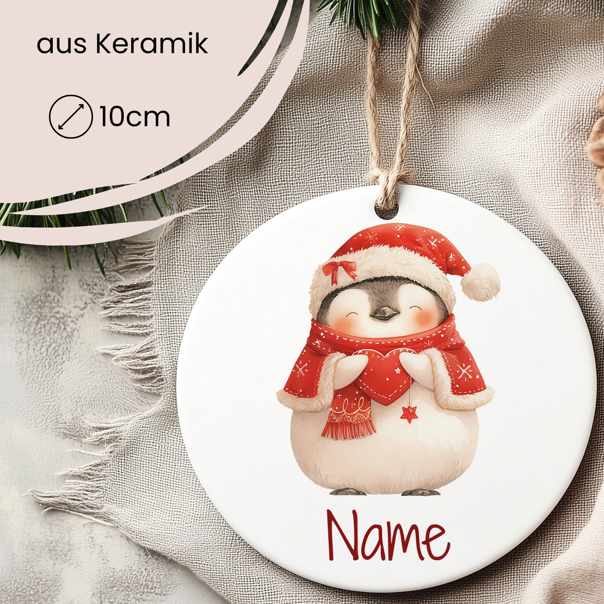 Keramikschild mit niedlichem Pinguin und rotem Schal.