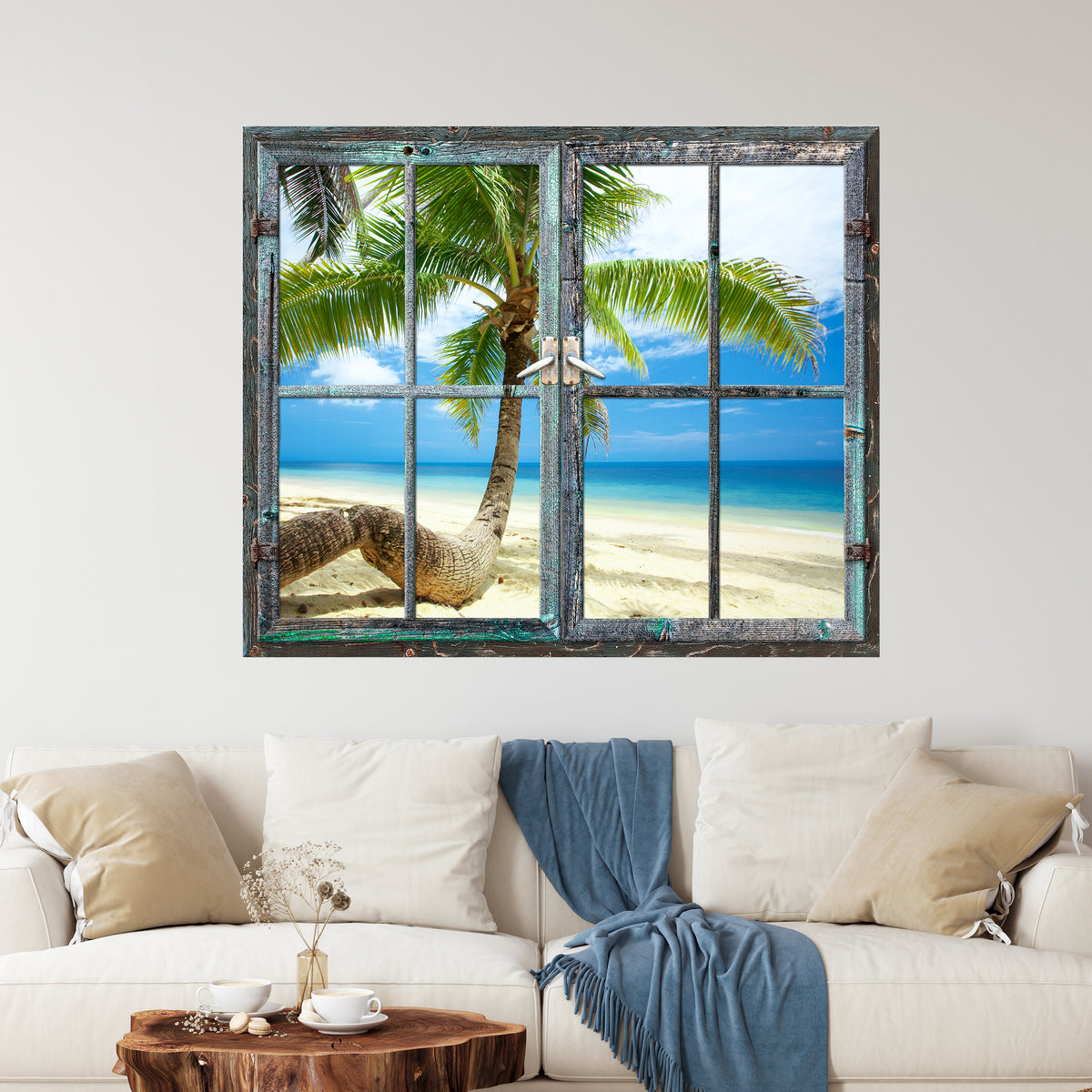 Fenster mit Palmenblick auf Strand und Meer.