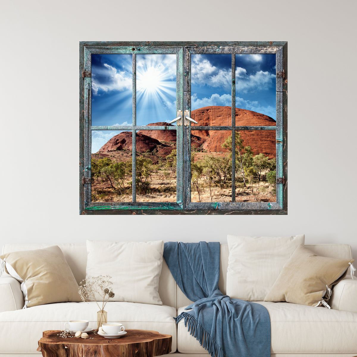 Fenster mit Blick auf rote Felsen und blauen Himmel.