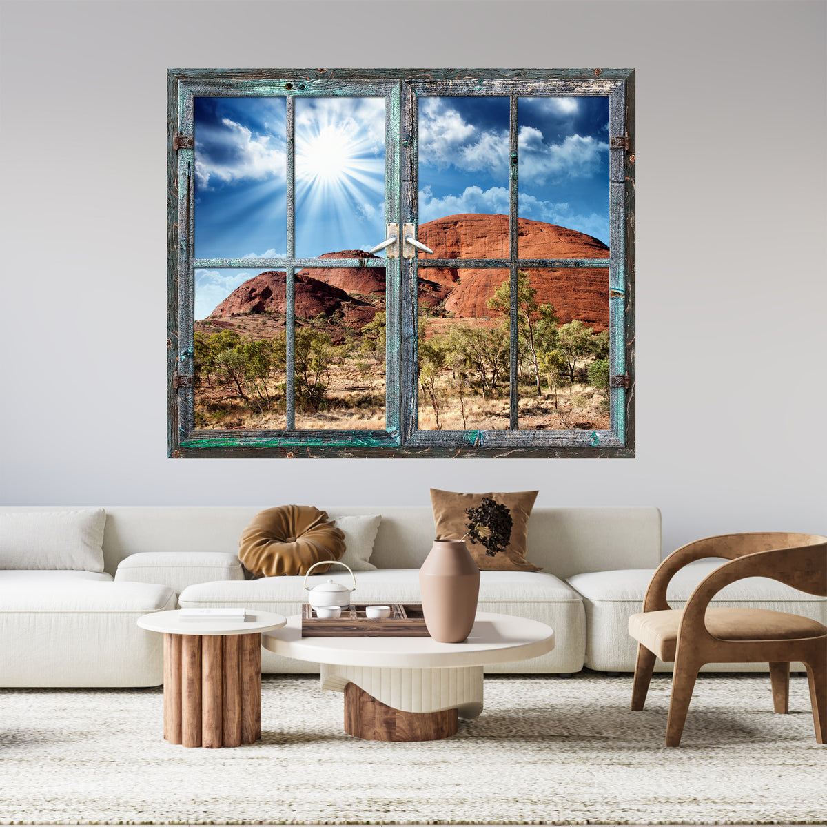 Fensterblick auf rote Felsen und blauen Himmel.