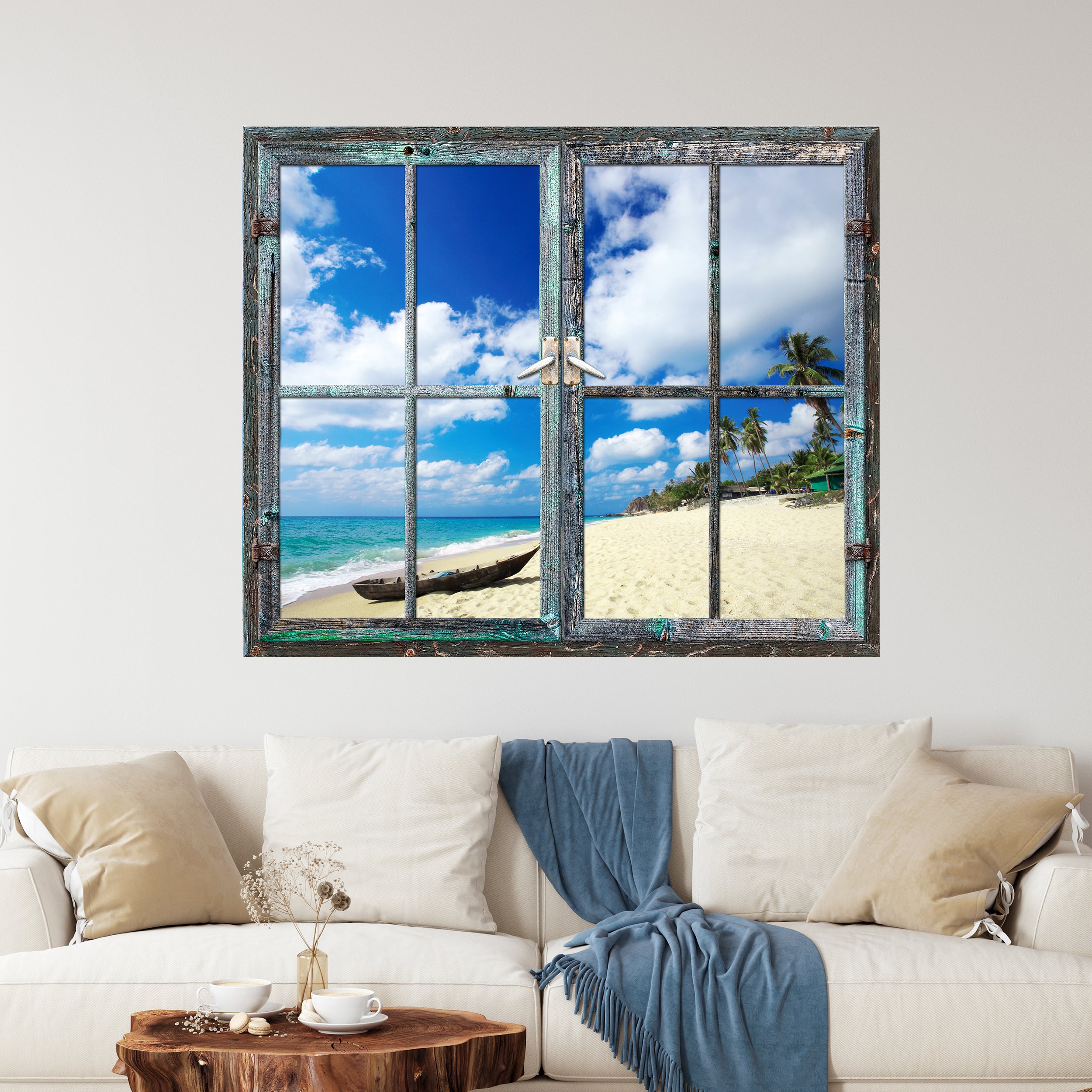 Holzfenster mit Strand- und Meerblick, blaues Himmel.