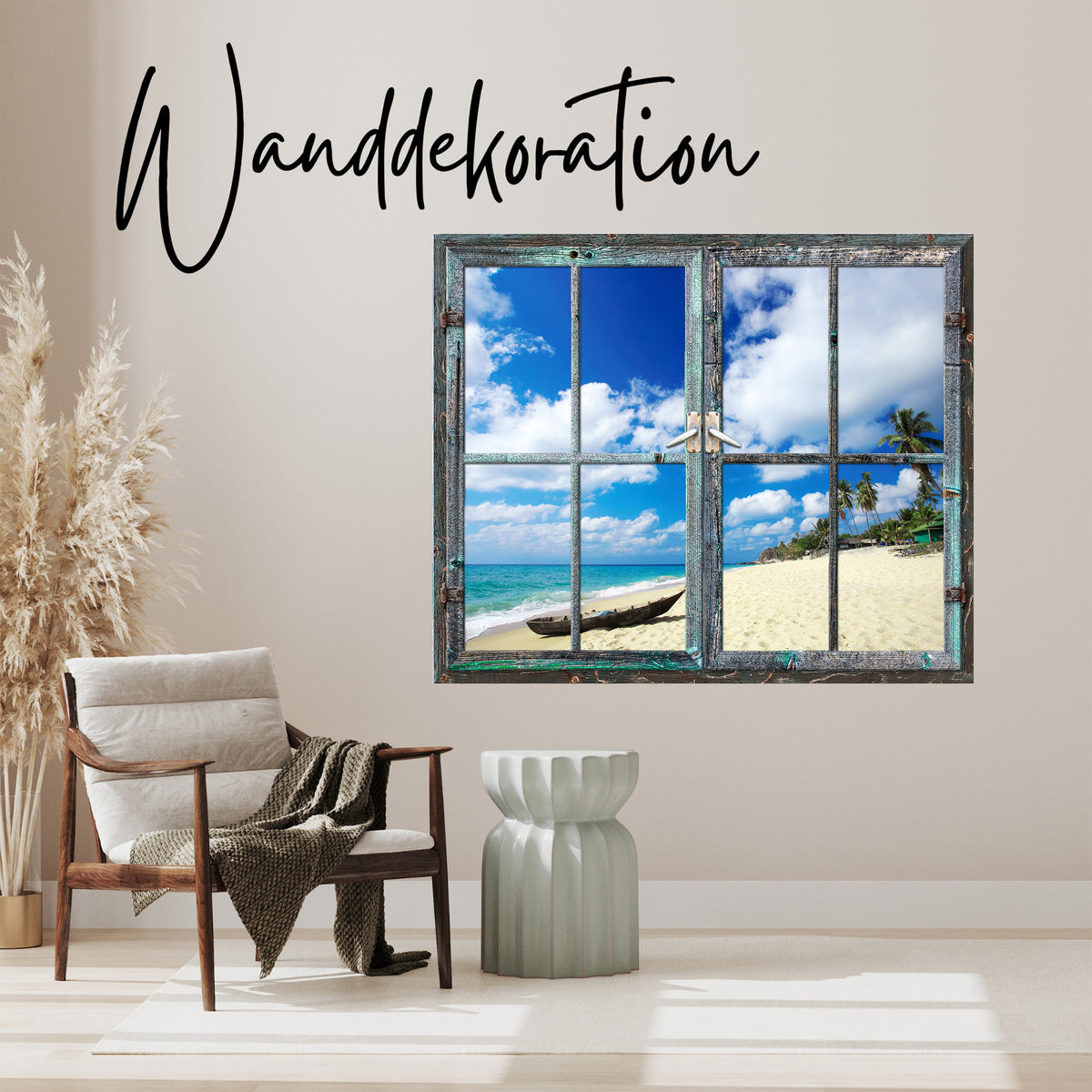 Wanddekoration mit Fensterblick auf Strand und Palmen.