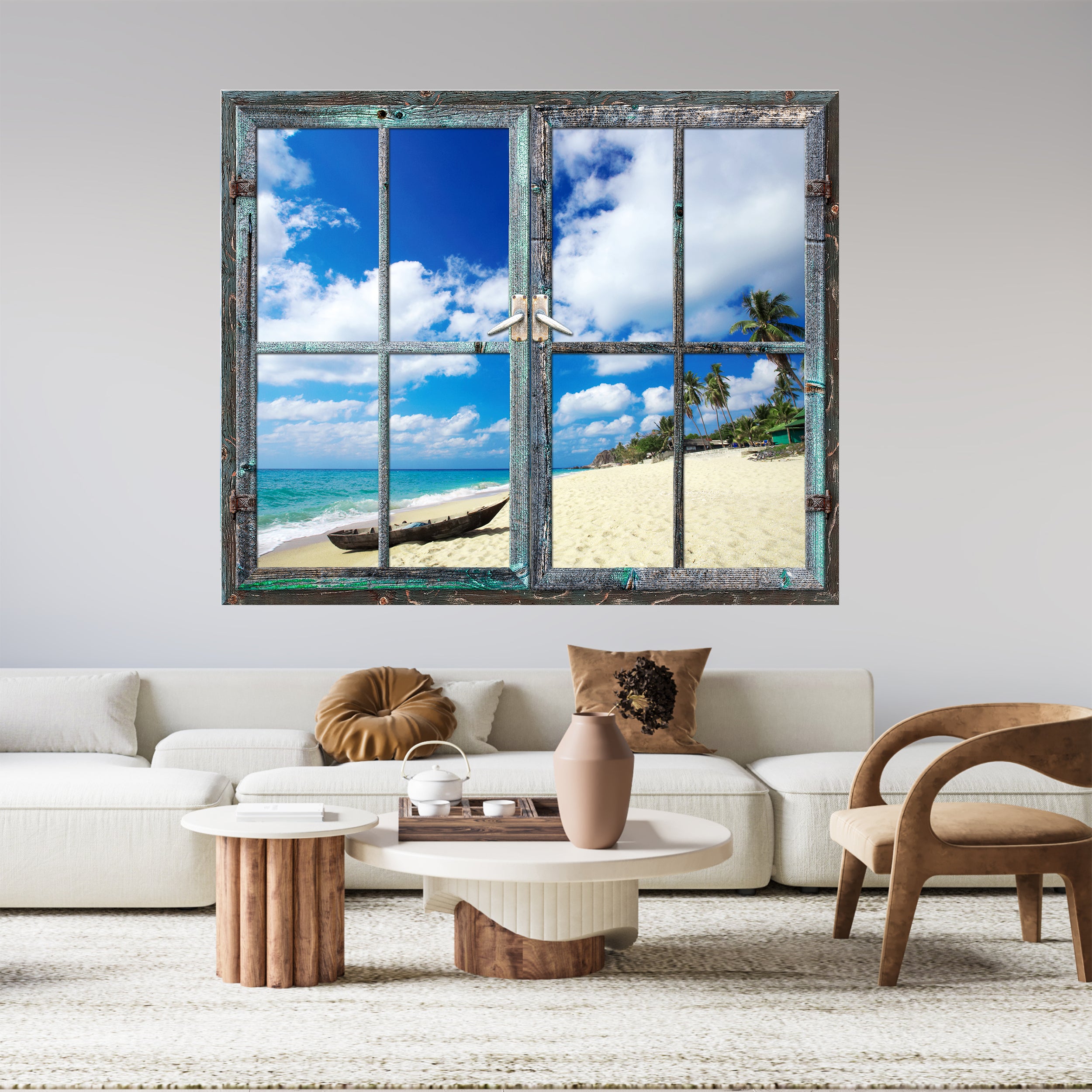 Blick durch ein Fenster auf Strand und Meer.