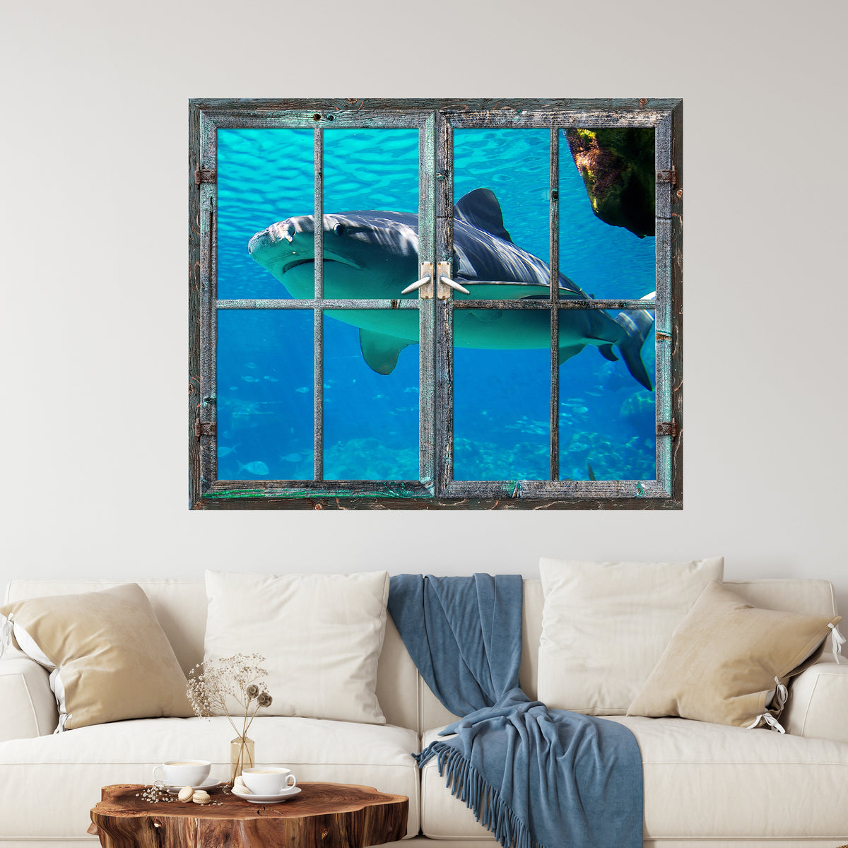 Fenster mit Haifisch im blauen Wasser, rustikaler Rahmen.