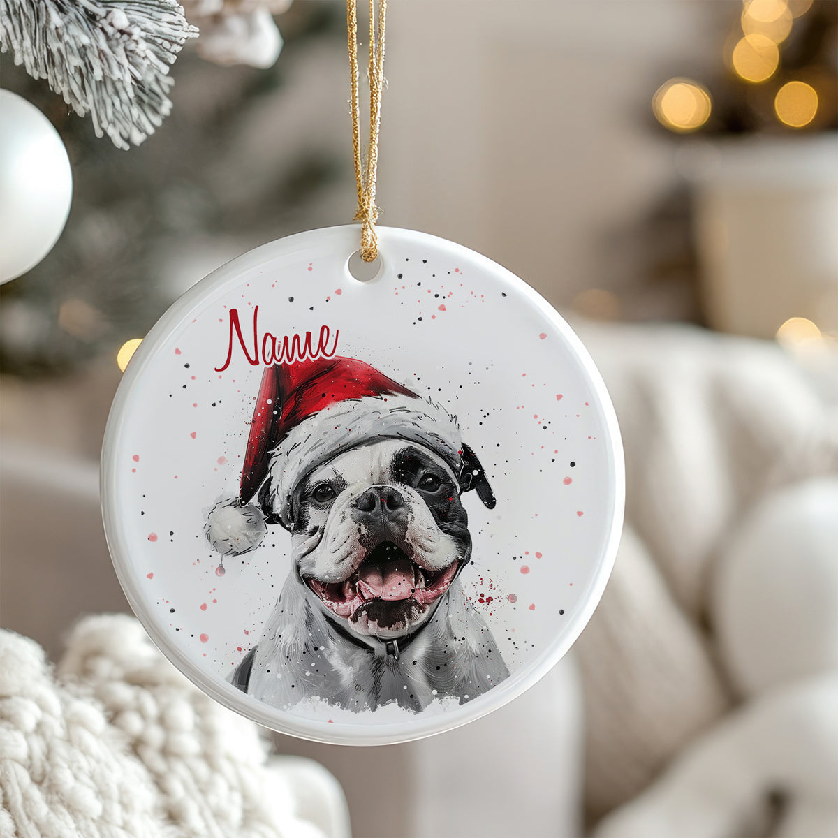 Weihnachtlicher Hund mit rotem Hut auf Keramikplatte.