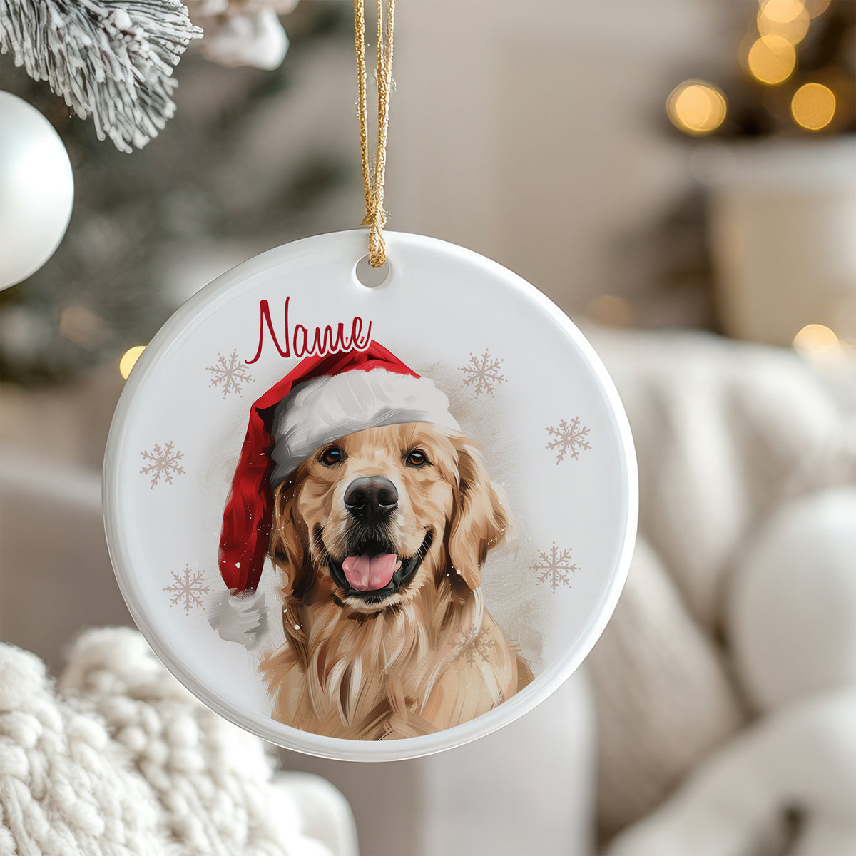 Runder Weihnachtsanhänger mit goldenem Retriever und rotem Hut.