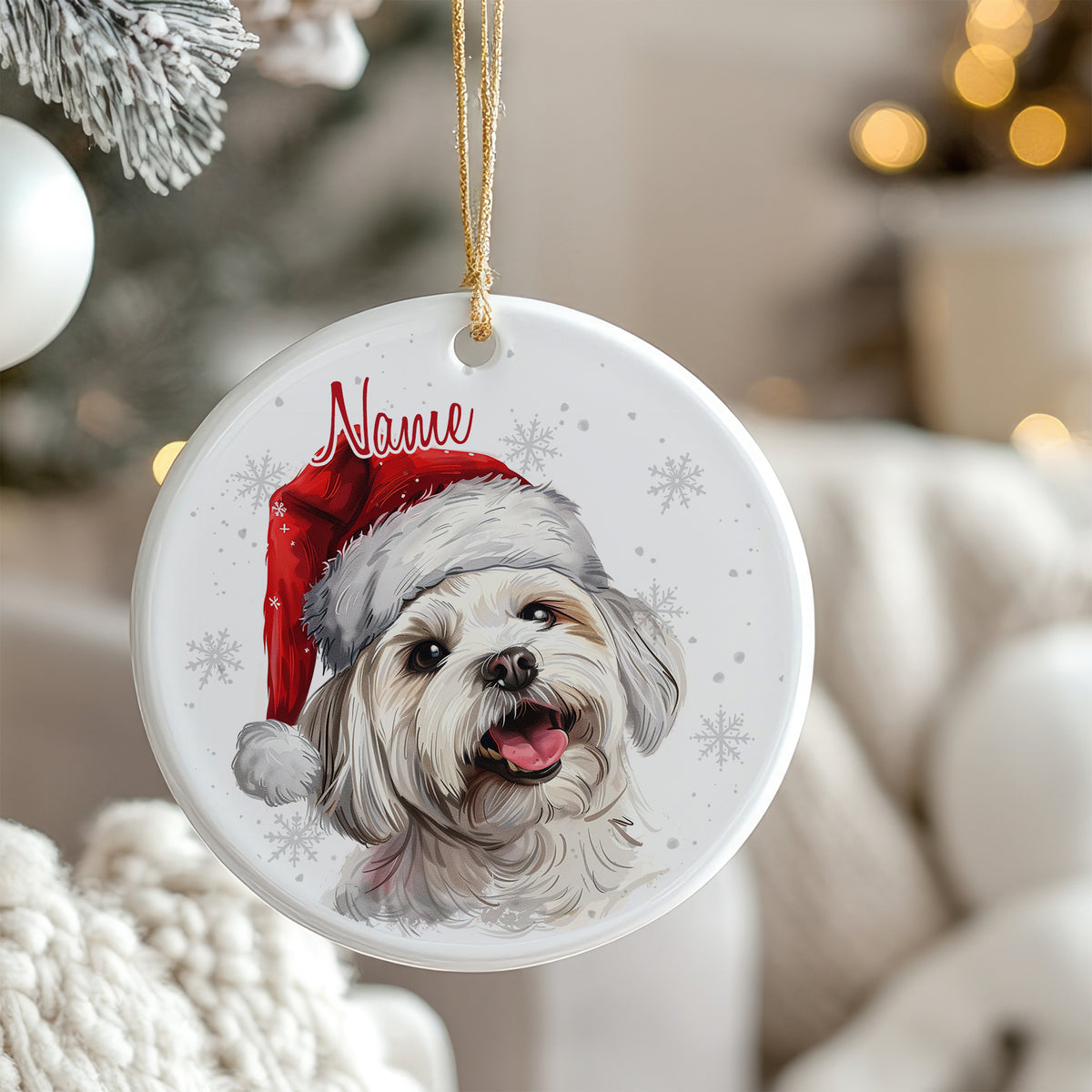 Runder Weihnachtsanhänger mit Hund im roten Weihnachtsmannhut.