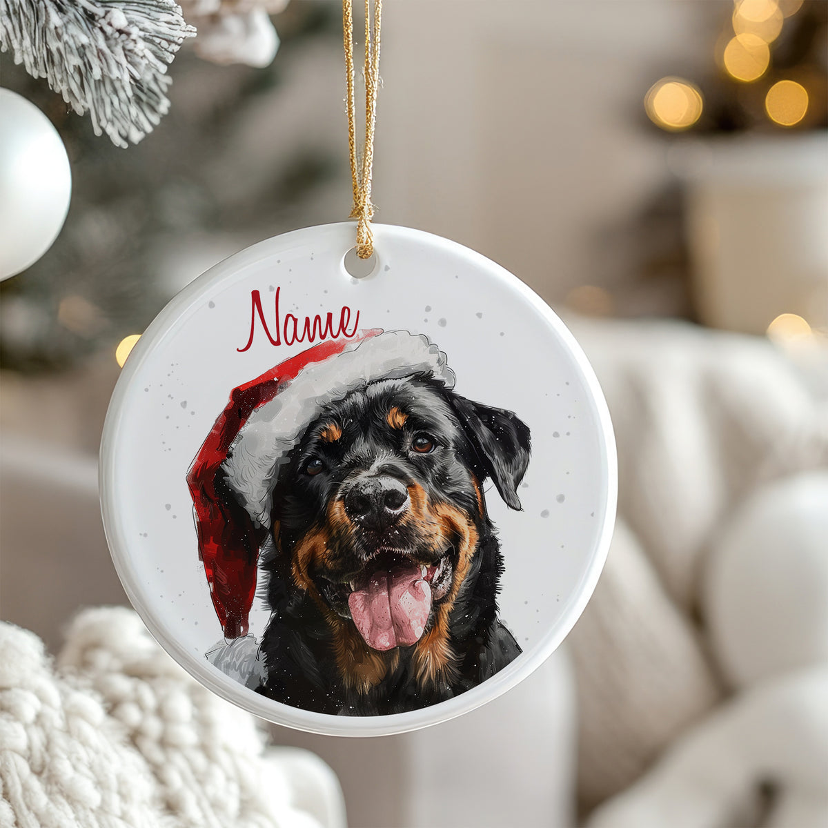 Runder Ornament mit Rottweiler im Weihnachtsmann-Hut und personalisiertem Namen.