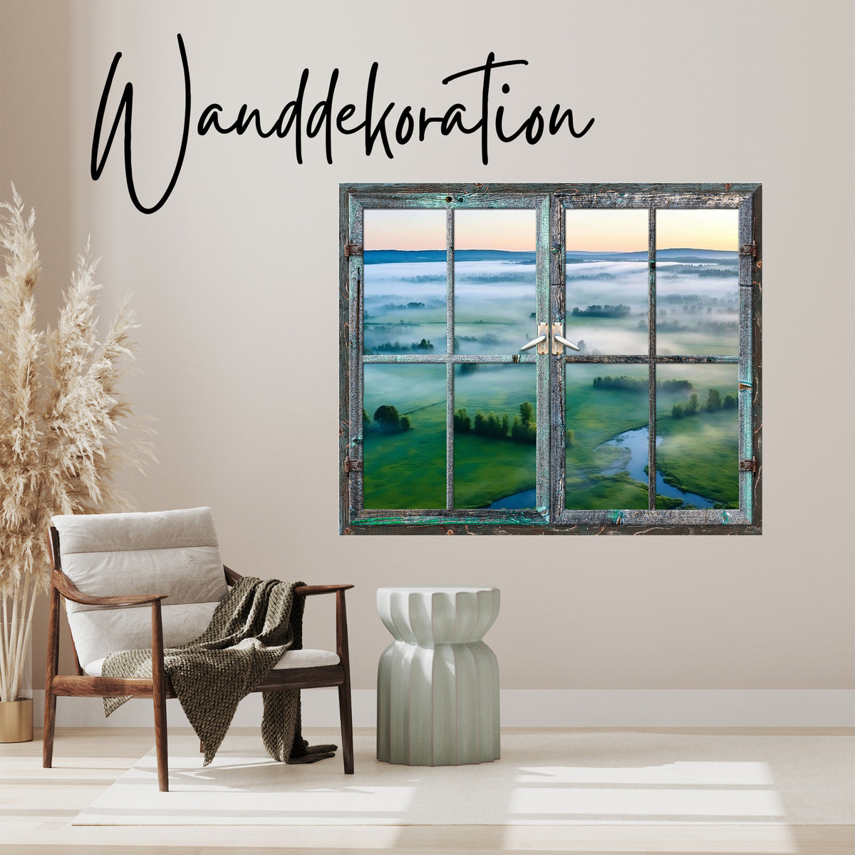 Fensterbild mit grüner Landschaft und Nebel, rustikaler Rahmen.