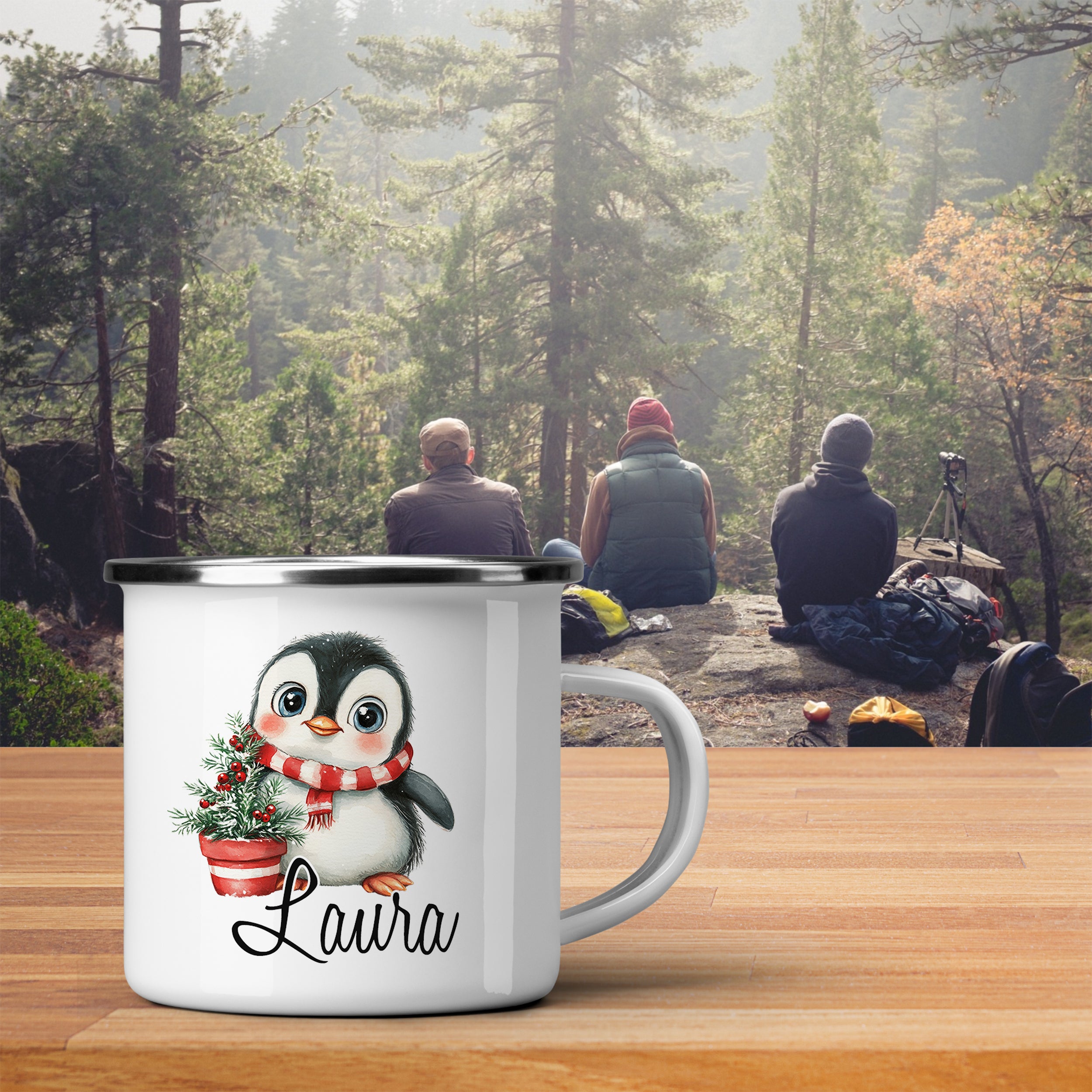 Weißer Becher mit Pinguin-Motiv und personalisiertem Namen "Laura".