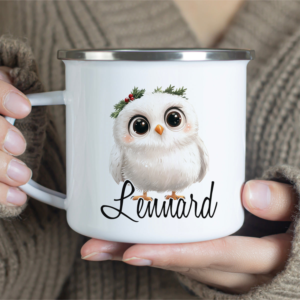 Weißer Becher mit süßer Eule und dem Namen Lennard.
