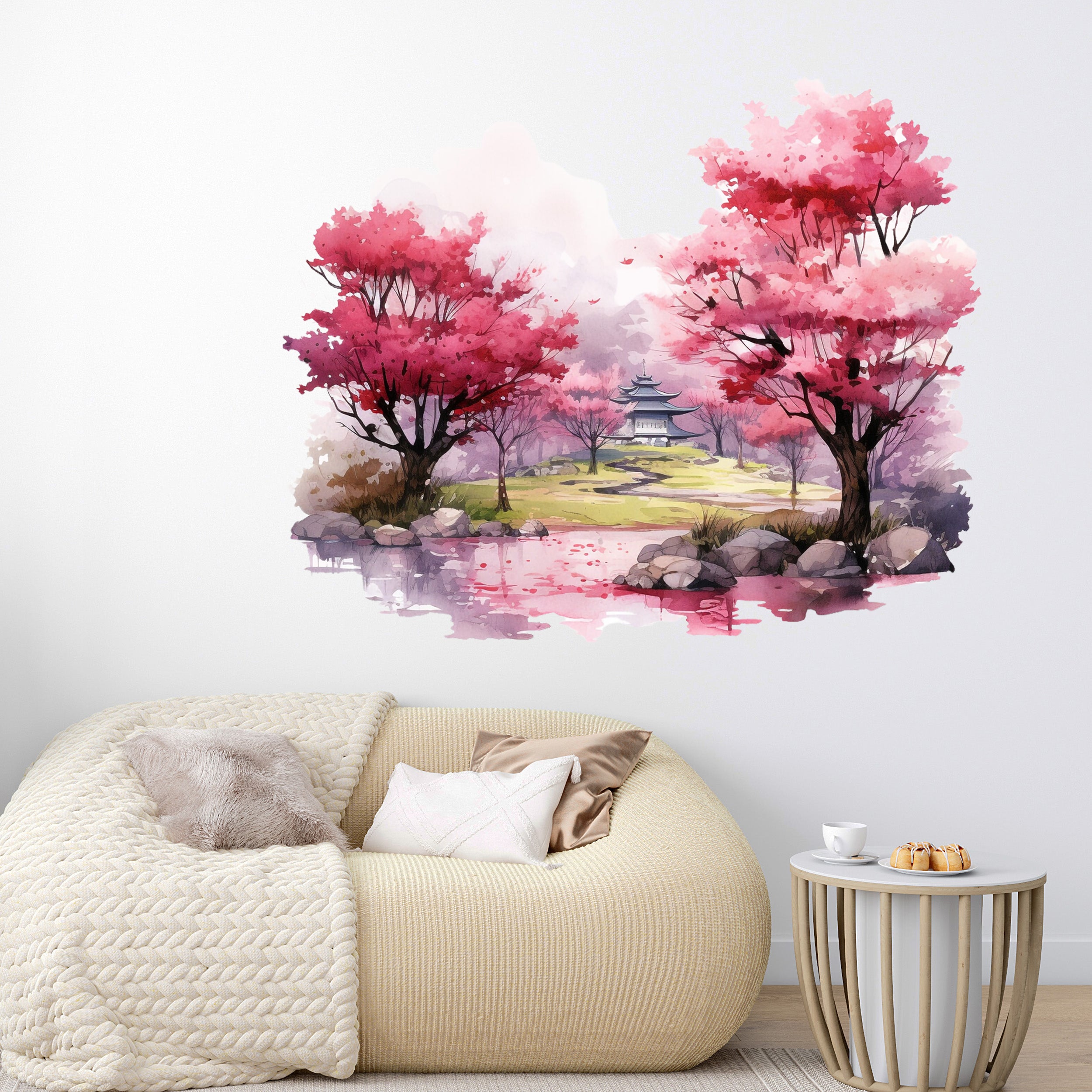 Wandtattoo mit rosa Kirschblüten und Teichlandschaft über Sofa