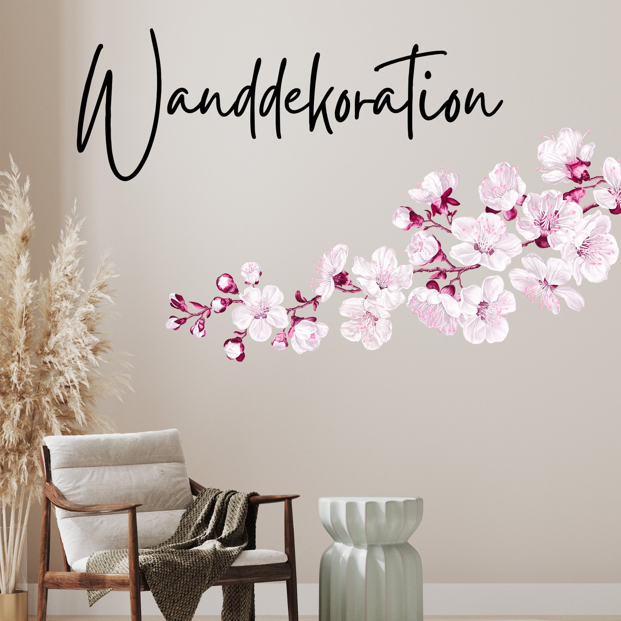 Wandtattoo mit weißen Kirschblüten vor Wanddekor-Schriftzug