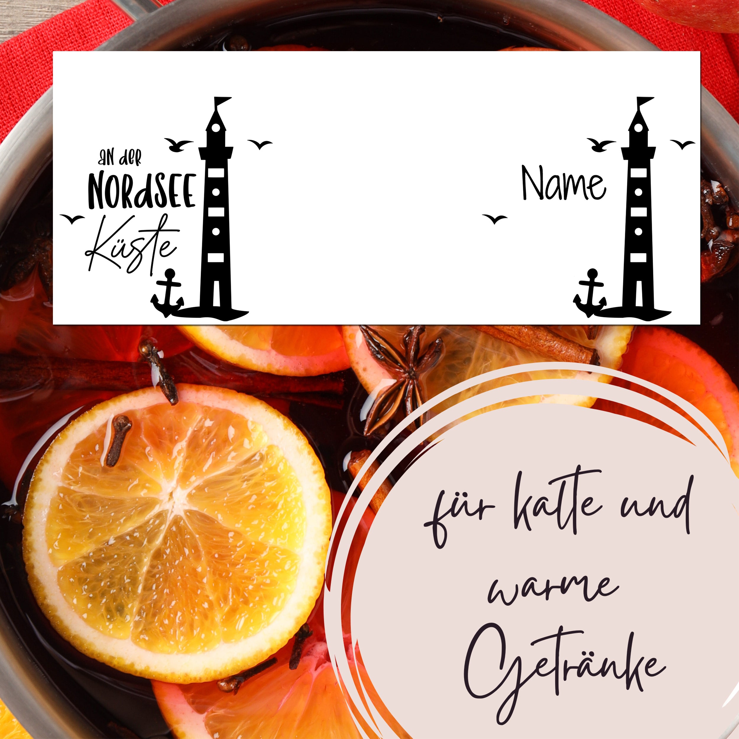 Personalisierte Tasse mit Leuchtturm-Motiv, orangefarbene Fruchtscheiben.