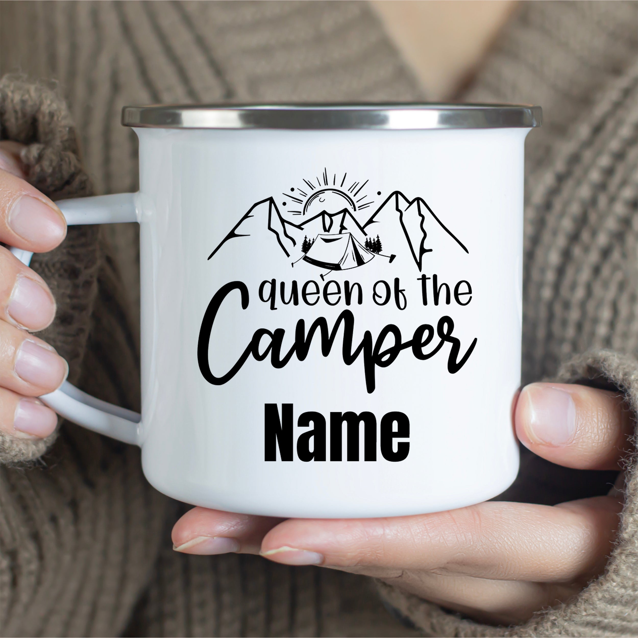 Weißer Campingbecher mit schwarzem Aufdruck "Queen of the Camper".