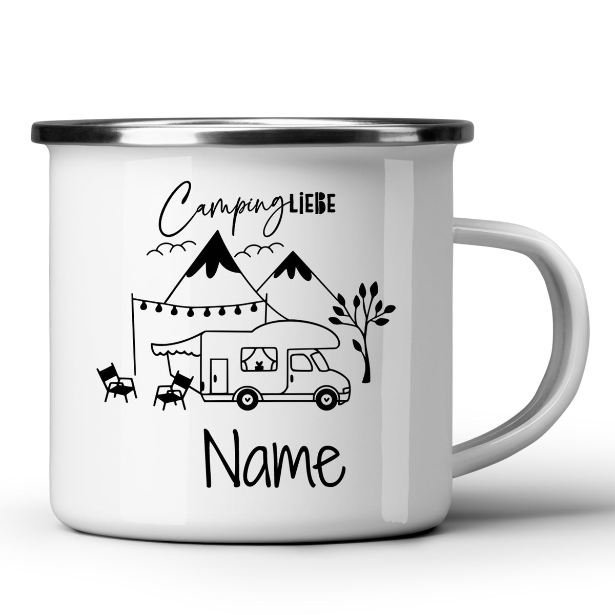 Weißer Emaillebecher mit Camping-Motiv und personalisierbarem Namen.