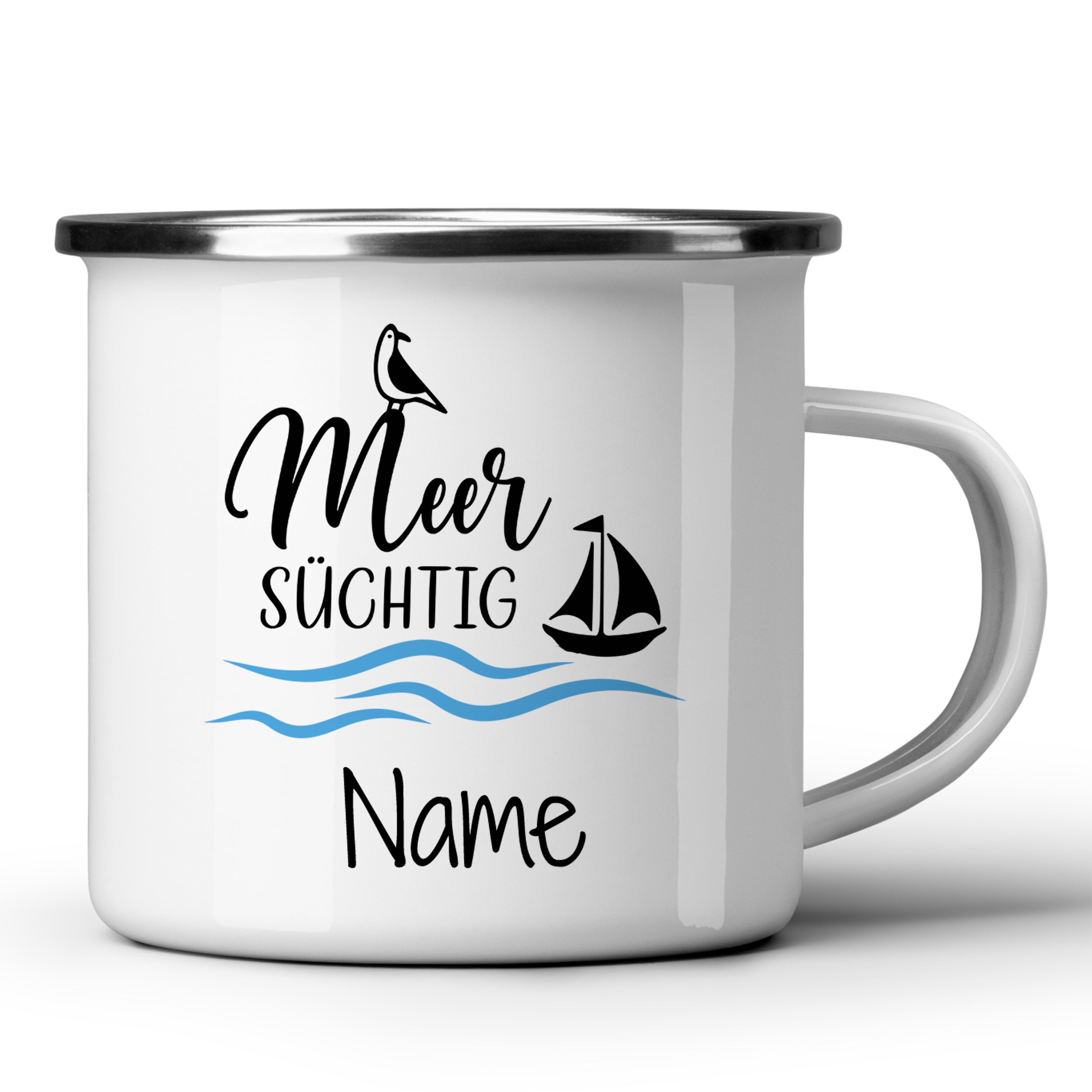 Weißer Emaillebecher mit blauem Schriftzug und maritimen Motiven.