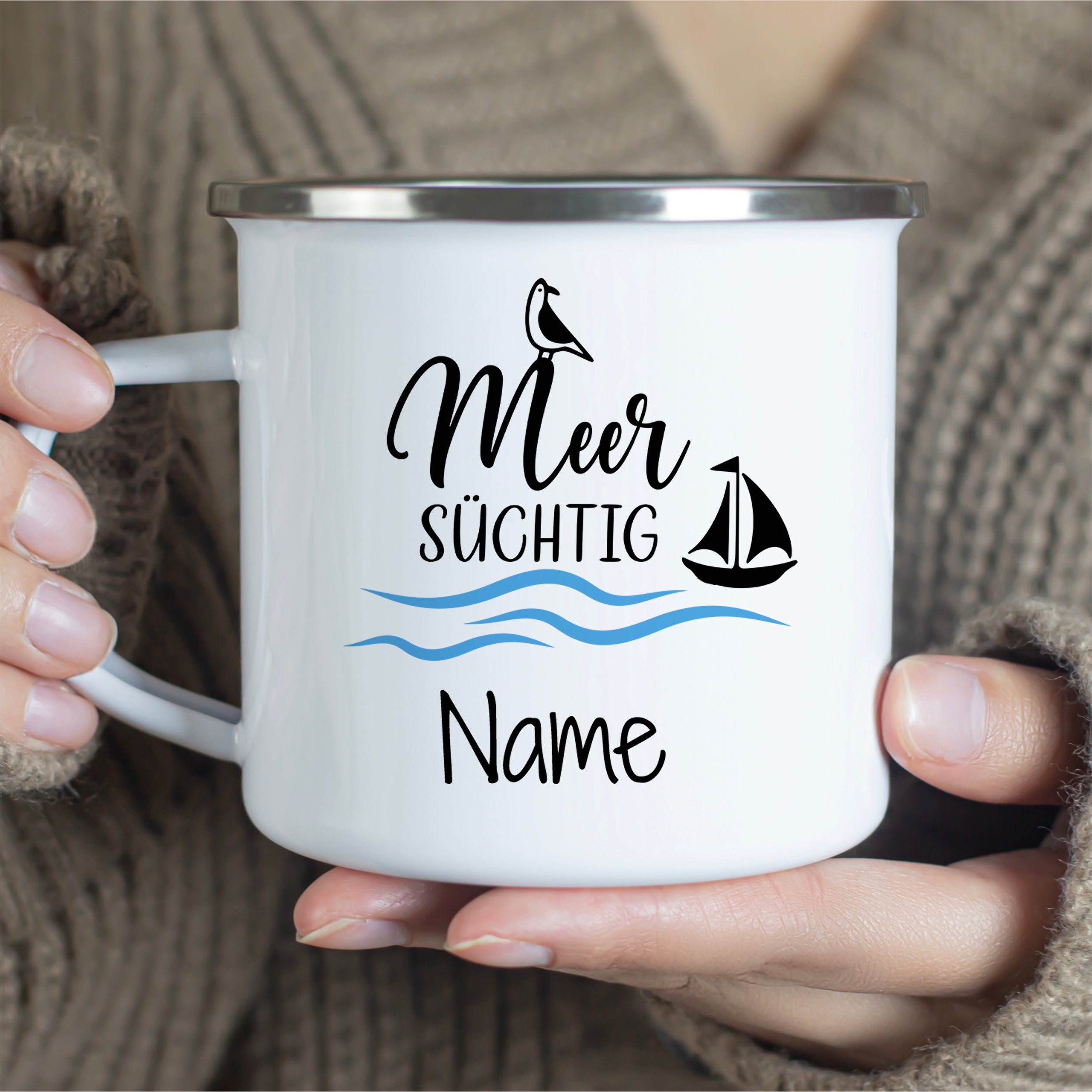 Weißer Emaille-Becher mit maritimem Design und personalisierbarem Namen.