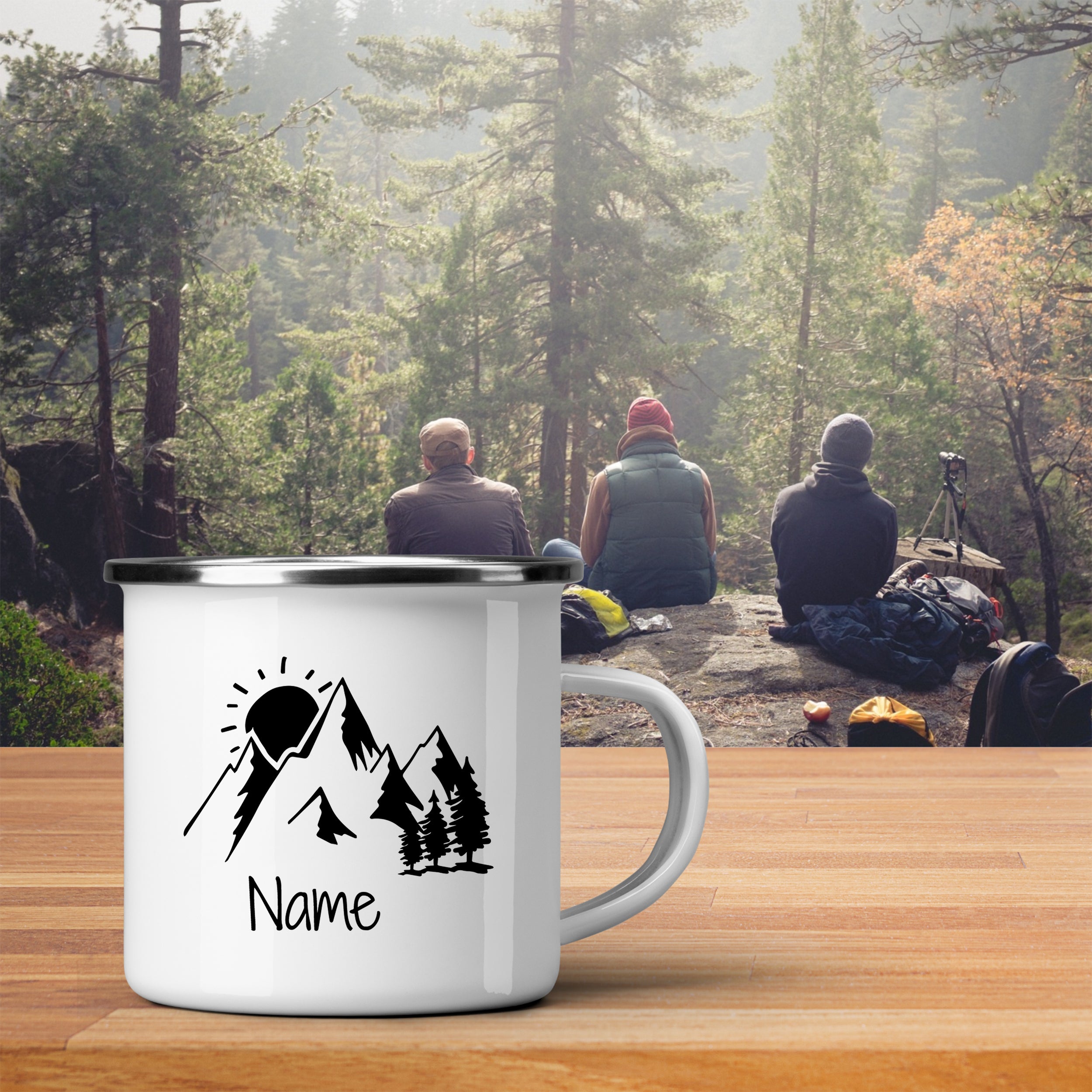 Weißer Emaillebecher mit Bergmotiv und personalisierbarem Namen.