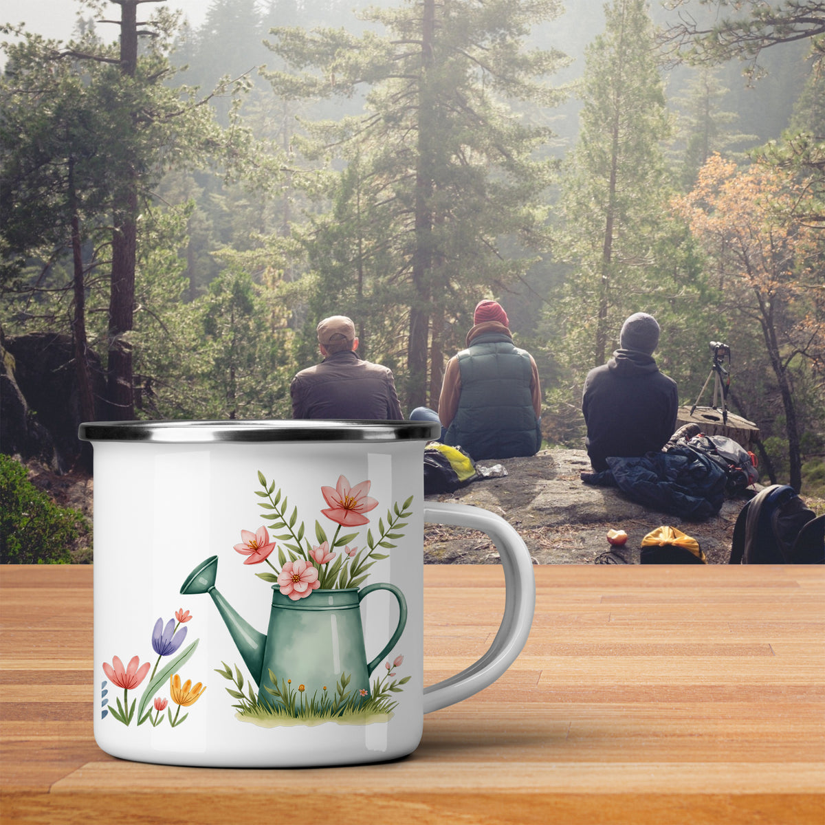 Grüne Gießkanne mit bunten Blumen auf weißem Becher.
