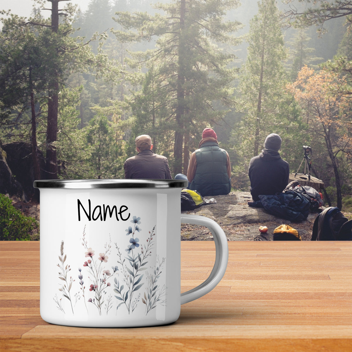 Weißer Emaillebecher mit floralem Design und personalisierbarem Namen.