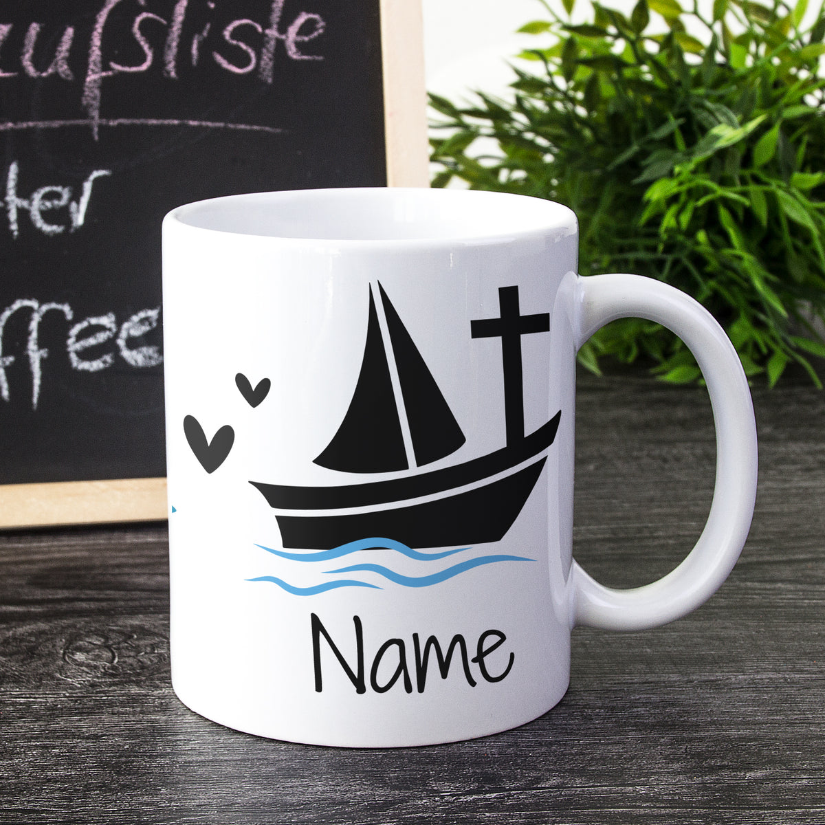 Weißer Becher mit schwarzem Segelboot und Kreuz.