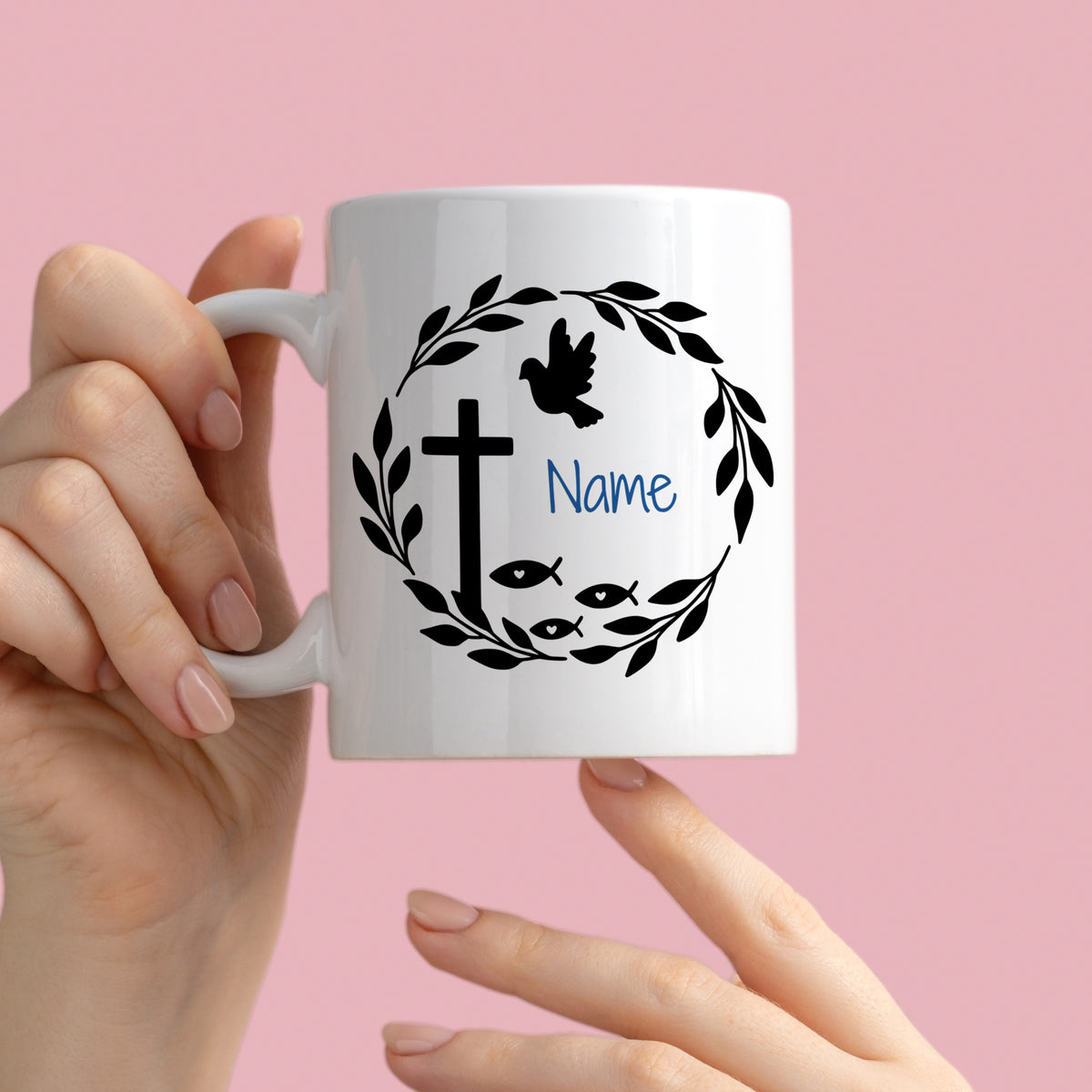 Weiße Tasse mit Kreuz, Taube und personalisiertem Namen.