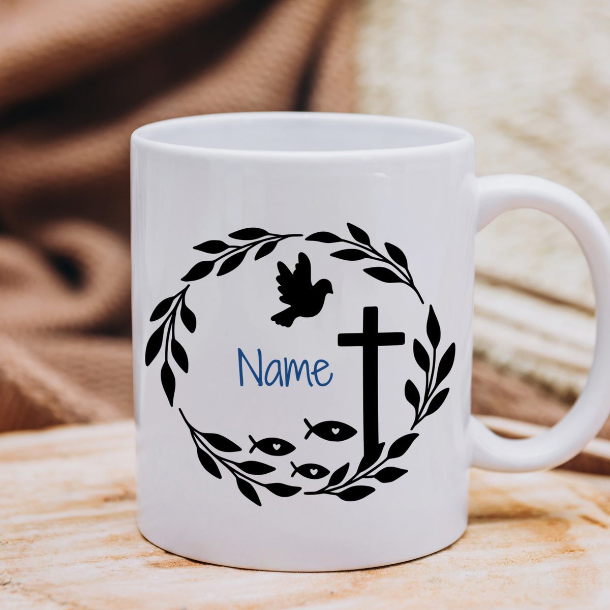 Weiße Tasse mit schwarzem Kreuz und Taube, personalisierbar.