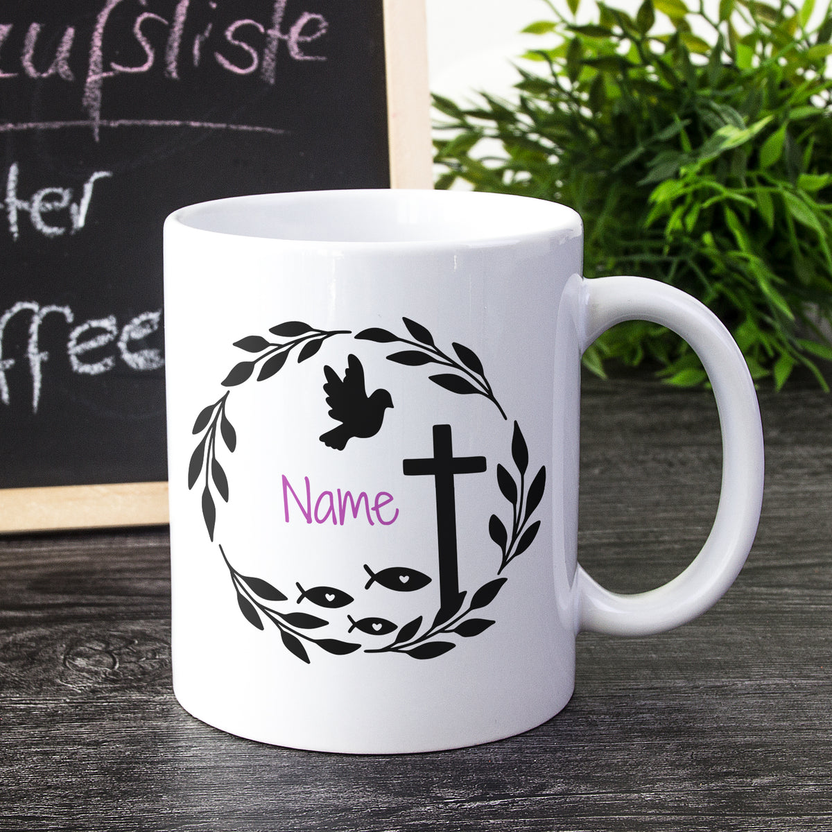 Weißer Becher mit schwarzem Kreuz und Taube, personalisierbar.