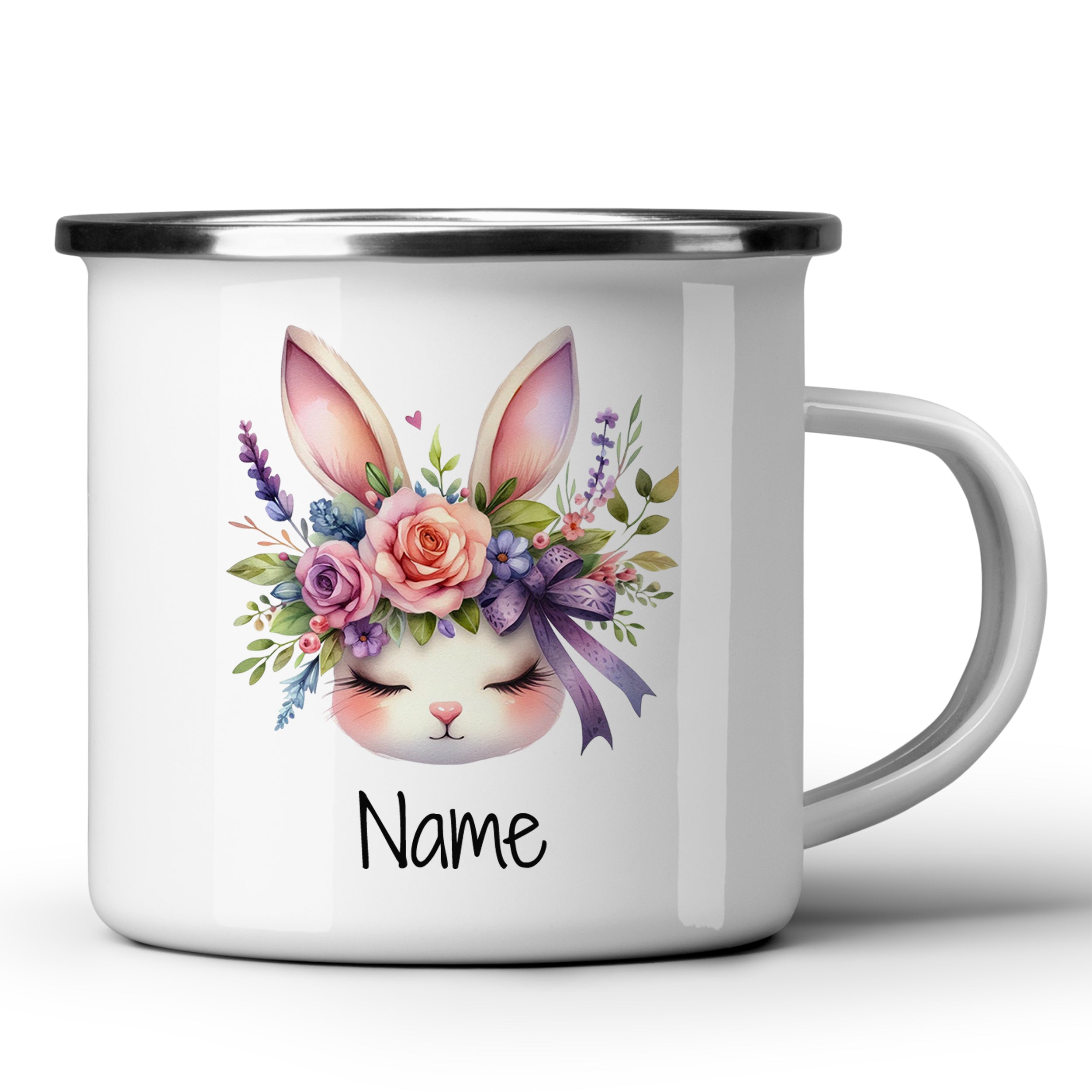 Weiße Emaille-Tasse mit Hasenmotiv und Blumenkranz.