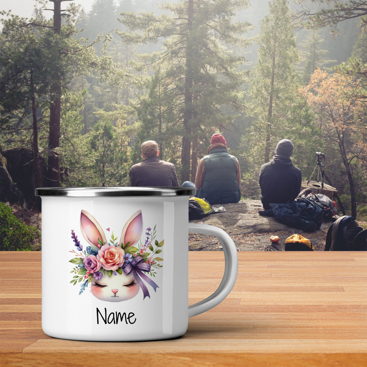 Weißer Emaillebecher mit Hasenmotiv und Blumen.