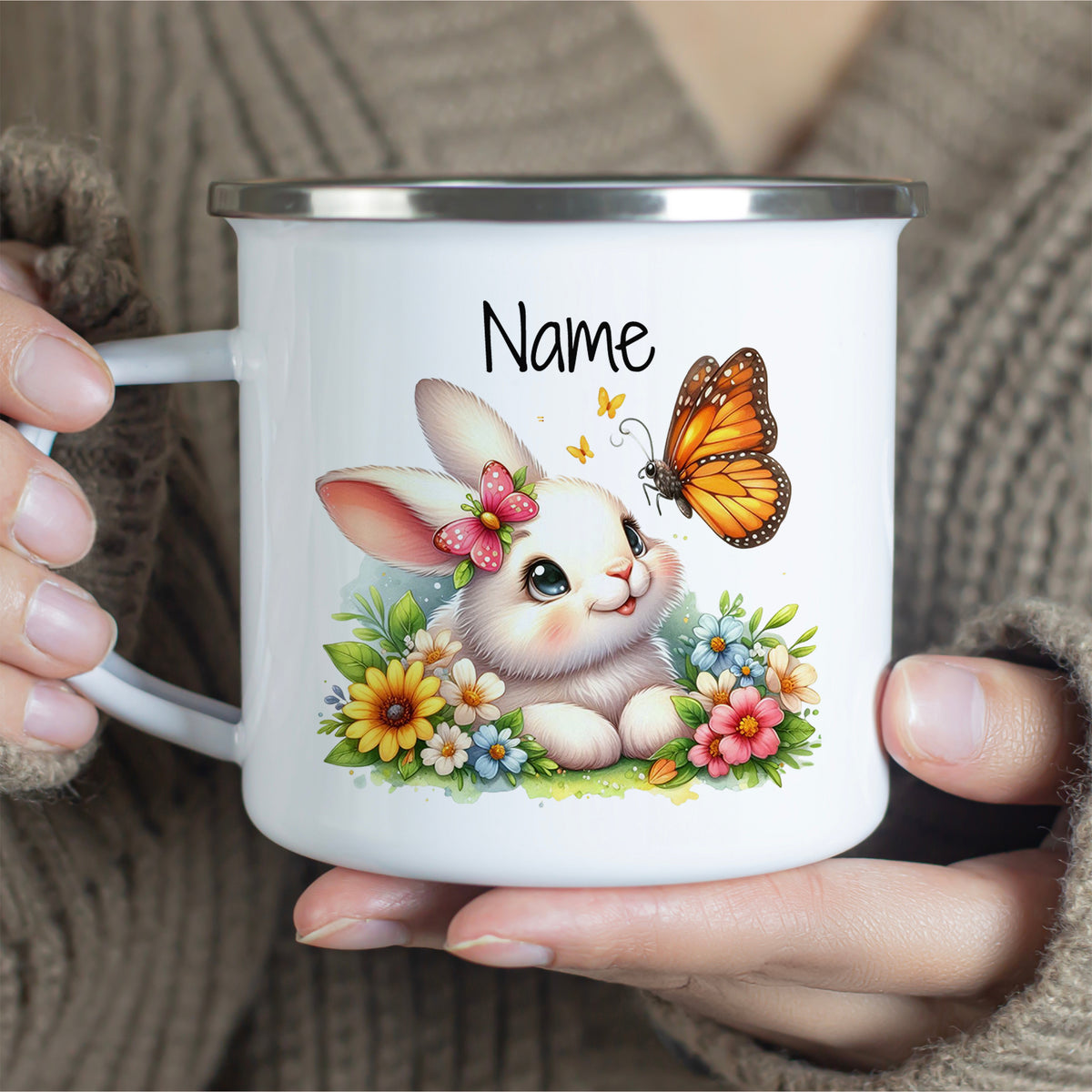 Weißer Becher mit niedlichem Hasen und Schmetterling.